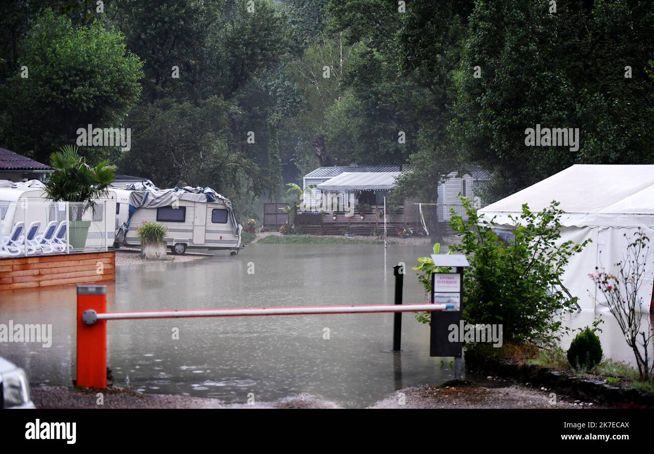 ©PHOTOPQR/LE PROGRES/Catherine AULAZ - Priay 15/07/2021 - Inondation camping - 15 juillet 2021 -le camping de Priay évacué. En trois heures, l'eau a envahi le camping l'evapade, ce jeudi 15 juillet en fin d'après-midi. Et l'eau continuait à monter en début de soirée. – Inondazioni nel medio-est della Francia, il 15th 2021 luglio Foto Stock