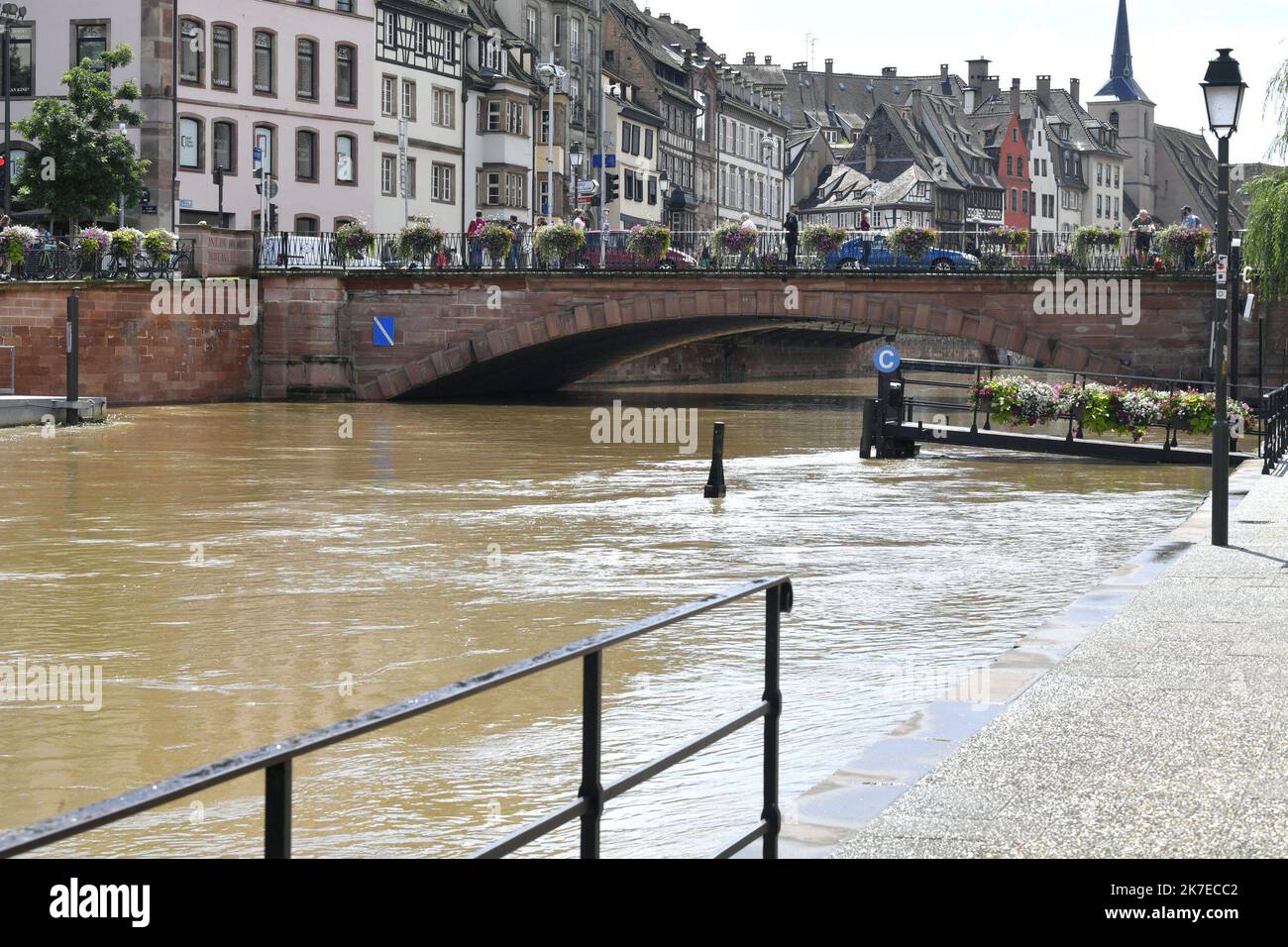 ©Franck KOBI/MAXPPP ; Strasbourg ; 16/07/2021 ; les fortes pluies favorisent la montée des eaux comme ici le long des Quais au centre ville de Strasbourg - Floods in Strasngourg, Francia, il 16th 2021 luglio Foto Stock