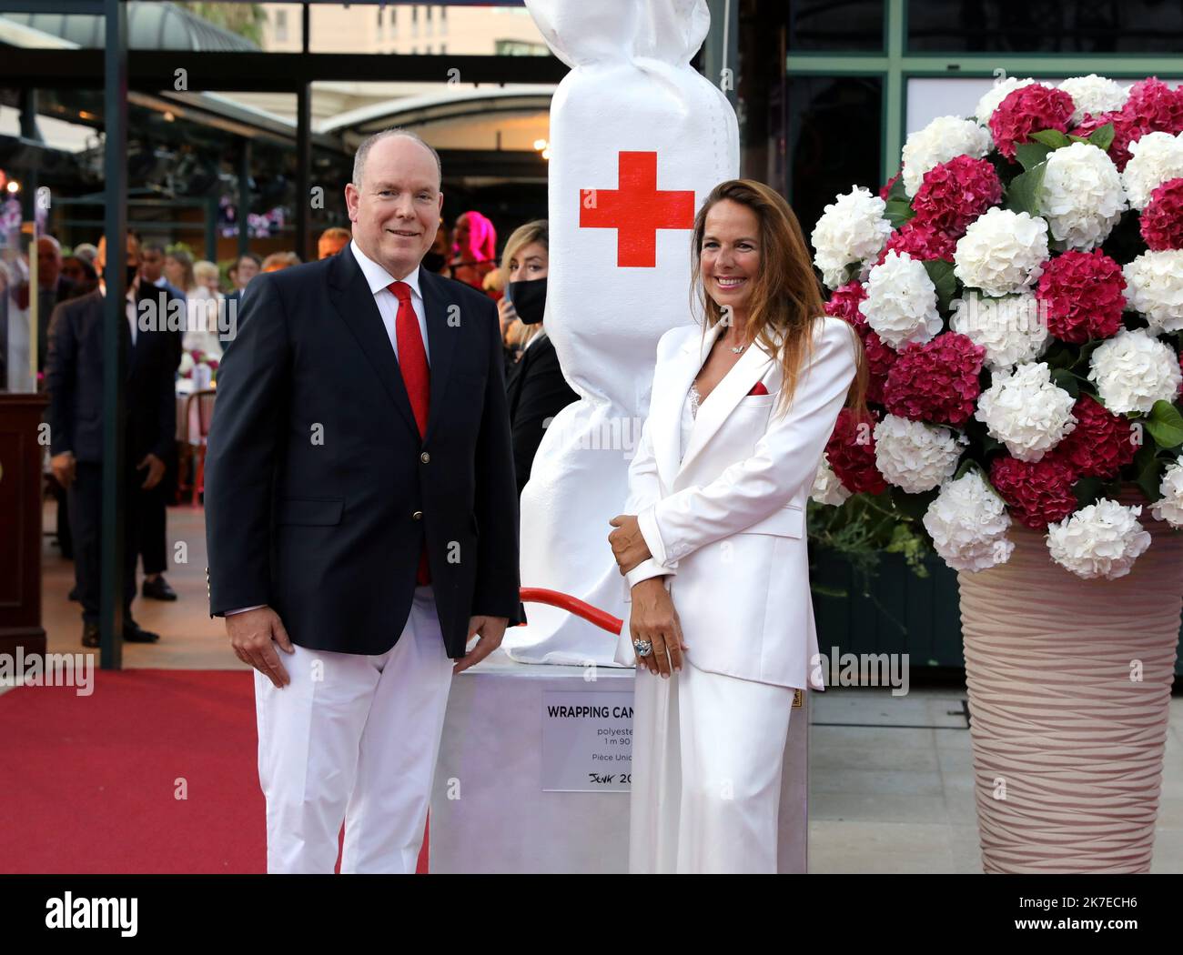 ©PHOTOPQR/NICE MATIN/Jean Francis Ottonello ; Monaco ; 16/07/2021 ; OTTONELLO JEAN-FRANCOIS - vendredi 16 juillet 2021 à Monaco - Concerto d'été de la Croix Rouge sur la Place du casino - le Prince Albert II et l'artiste Laurence Jenkell Concerto estivo della Croce Rossa a Monaco il 16 luglio 2021 Foto Stock