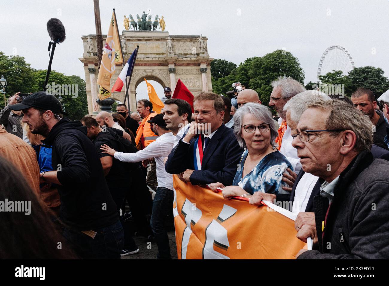 ©Jan Schmidt-Whitley/le Pictorium/MAXPPP - Jan Schmidt-Whitley/le Pictorium - 17/07/2021 - Francia / Ile-de-France / Parigi - A la tete de la manifestation contre le passeport sanitaire, de droite a gauche: Jacline Mouraud (Philippenne gilet jaune), nicolas Dupont et de About, presidente di Florian de la Pot de la Francia. A Paris, a l'Initiative du president des Patriotes Florian Philippot (ancien numero 2 du Rassemblement National), etait organisee une manifestation contre le pass sanitaire qui a rassemble plusieurs milliers de manifestants. Le a relie la Place du Palais Royal dans le Ier arro Foto Stock