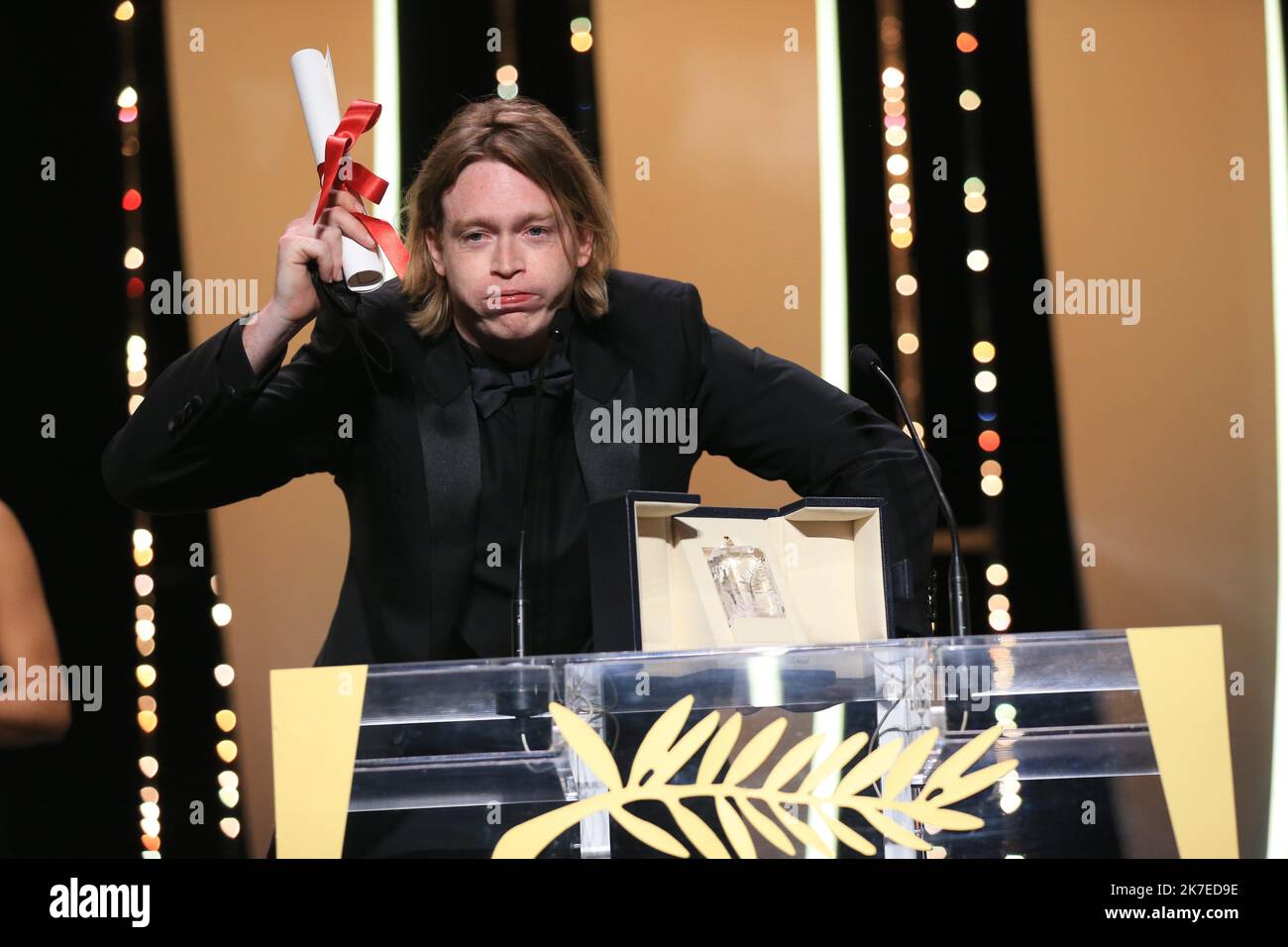 ©PHOTOPQR/NICE MATIN/Sebastien Botella ; Cannes ; 17/07/2021 ; Caleb Laundry Jones si presenta con il 'Best Actor Award' per 'Nitram' durante la cerimonia di chiusura del 74th° Festival di Cannes il 17 luglio 2021 a Cannes, Francia il 74th° Festival Internazionale di Cannes, in Francia. Foto Stock