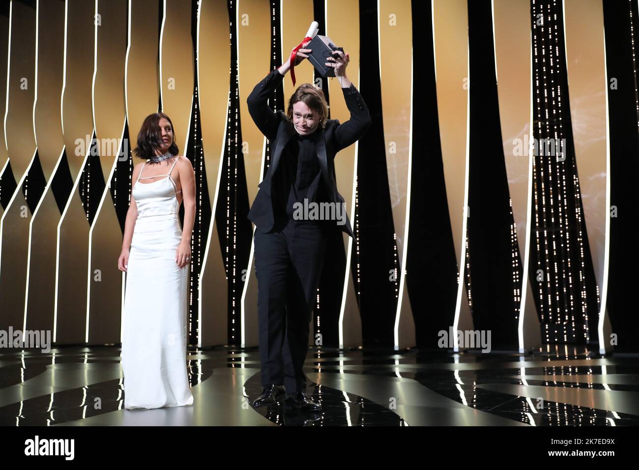 ©PHOTOPQR/NICE MATIN/Sebastien Botella ; Cannes ; 17/07/2021 ; Caleb Laundry Jones si presenta con il 'Best Actor Award' per 'Nitram' durante la cerimonia di chiusura del 74th° Festival di Cannes il 17 luglio 2021 a Cannes, Francia il 74th° Festival Internazionale di Cannes, in Francia. Foto Stock