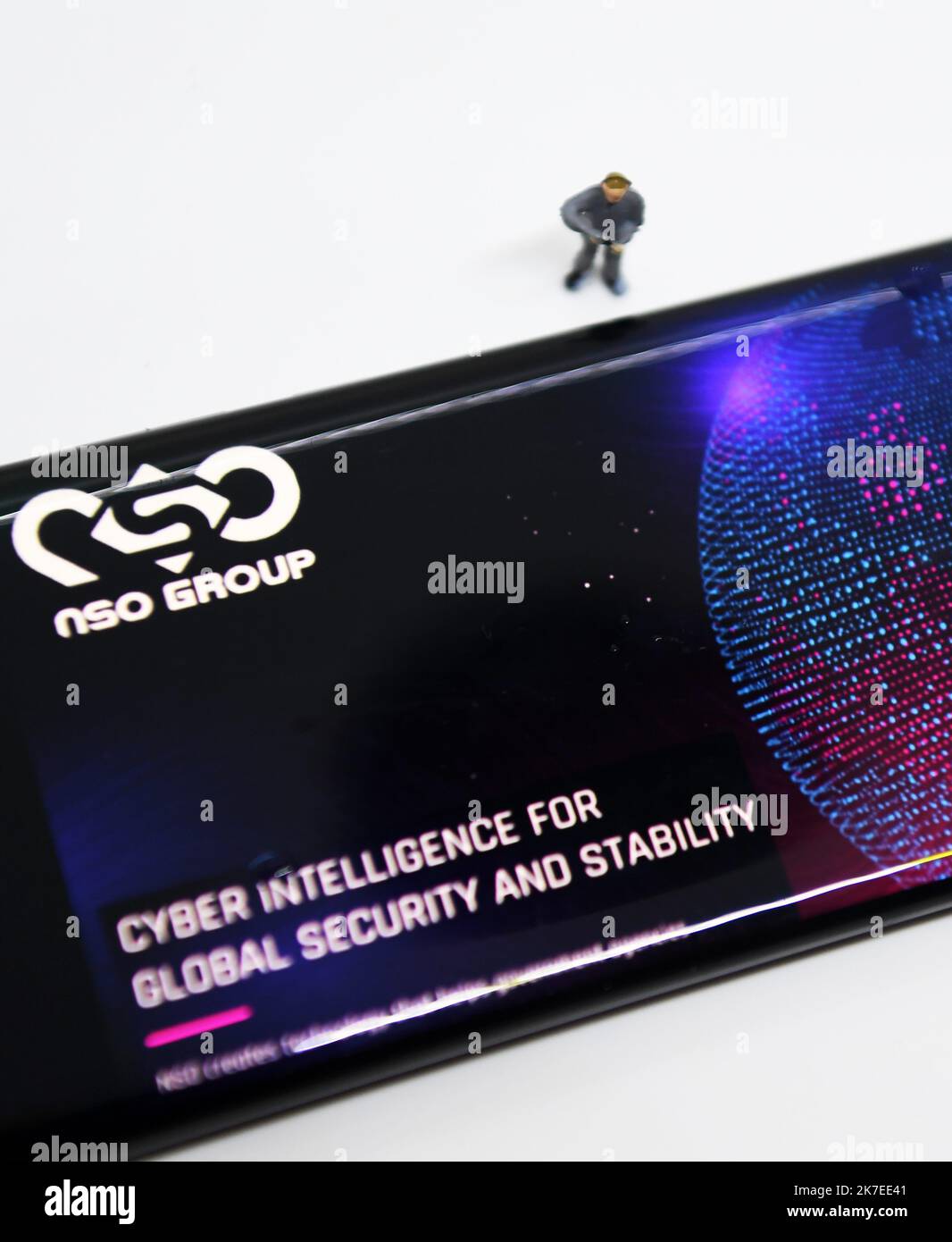 ©Mourad ALLILI/MAXPPP - Photo Illustration d un smartphone avec le site Web du groupe israelien NSO qui presenti le logiciel espion Pegasus - Israeli-made Pegasus spyware by NSO Foto Stock