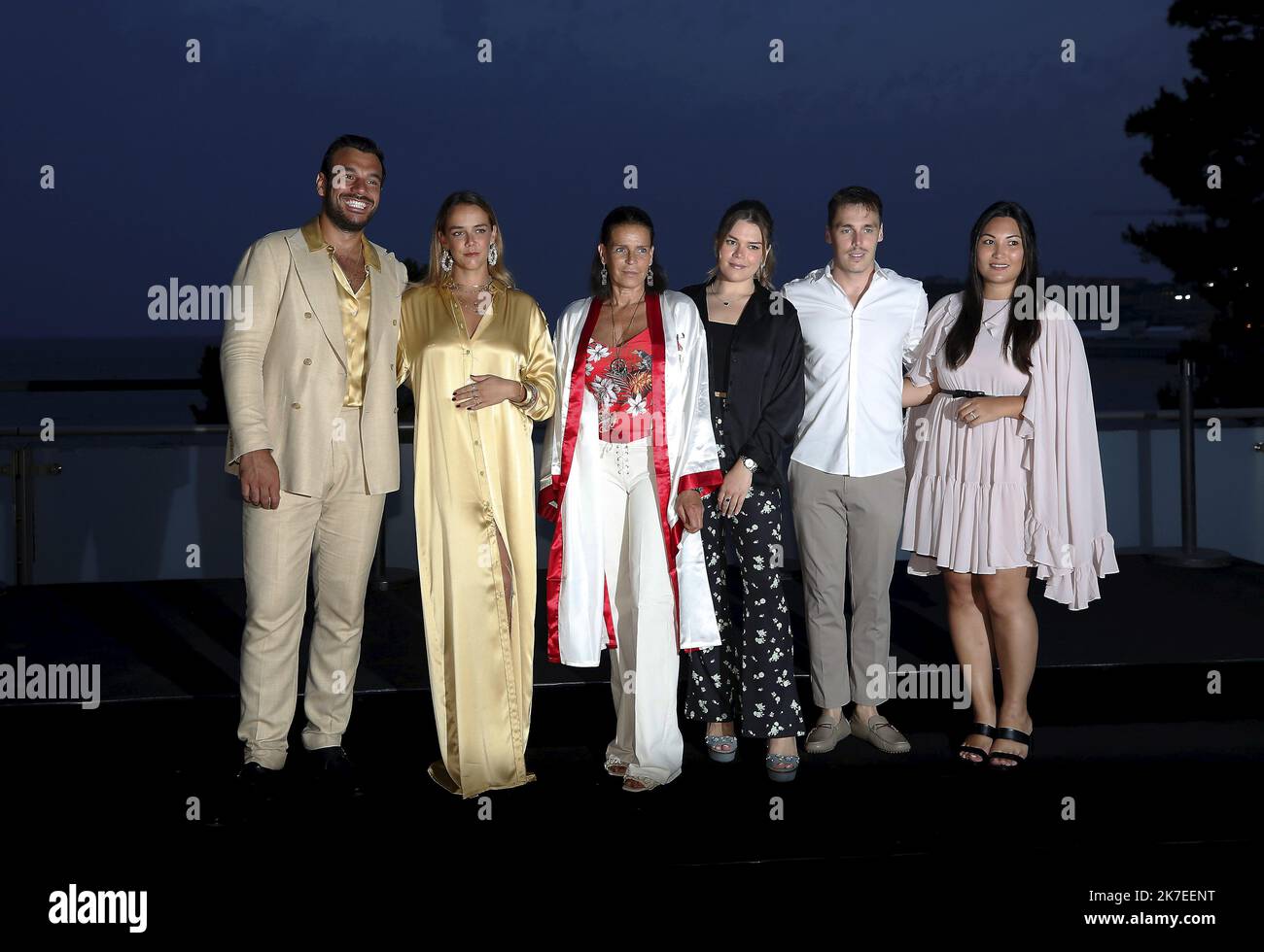 ©PHOTOPQR/NICE MATIN/Dylan Meiffret ; Monaco ; 25/07/2021 ; MONACO, le 24/07/2021, Arrivée de la famille principère au concerter du groupe tribute officiel d'Abba au Sporting de Monte-Carlo. ICI : de g. à d. : Maxime GIACCARDI, Pauline DUCRUET, la princesse Stéphanie de Monaco, Camille GOTTLIEB, Louis DUCRUET et et Marie CHEVALLIER il Gala di lotta allo Sporting Monte-Carlo il 24 luglio 2021 a Monte-Carlo, Monaco Foto Stock