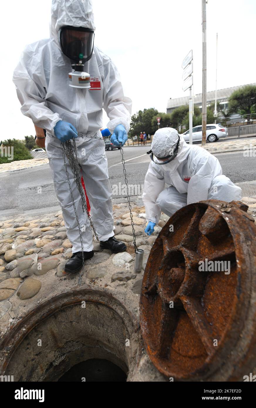 Â PrÃ-PHOTOPQR/LA PROVENCE/GEORGES ROBERT ; Marseille ; 28/07/2021 ; prÃ-déitution du lÃ¨prÃ vement dans les Eaux usÃ et Ã dévolution du variant Delta sur Marseille par les Marins Pompiers CIS de PlombiÃ¨res (3e) puis lÃ¨vement Ã lâ avenue de la Pointe Rouge (8e) - 2021/07/28. Presentazione del dispositivo di campionamento nelle acque reflue e evoluzione della variante delta a Marsiglia da parte dei vigili del fuoco marinai Foto Stock