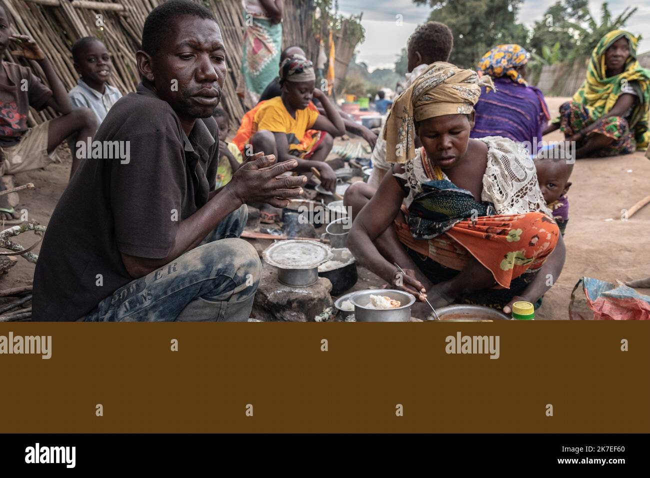 ©Chris Huby / le Pictorium/MAXPPP - Chris Huby / le Pictorium - 24/6/2021 - Mozambico / Cabo Delgado / Mueda - Mozambico / Cabo Delgado / Mueda / le club (Klub) est un immeble sportif alloue par l'Etat aux differents deplaces qui arrivent a Mueda. Certains vont se retrouver dans un camps (de transit ou de relocation) tandis que d'autres partirfront ailleurs (a Nampula, Montepuez ou Pemba) / 24/6/2021 - Mozambico / Cabo Delgado / Mueda - Mozambico / Cabo Delgado / Mueda / il club (Klub) è un edificio sportivo assegnato dallo Stato ai vari sfollati che arrivano a Mueda. Alcuni wil Foto Stock