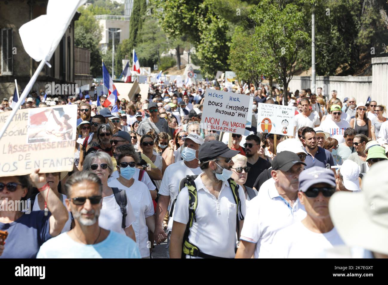 ©PHOTOPQR/NICE MATIN/Frank Muller ; Tolone ; 06/08/2021 ; manif Antipass tolone Anti Health pass e dimostrazione anti Vaccine a Tolone, nel sud della Francia. Foto Stock