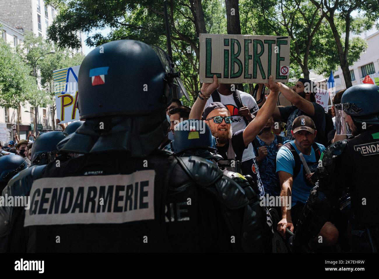 ©Jan Schmidt-Whitley/le Pictorium/MAXPPP - Jan Schmidt-Whitley/le Pictorium - 14/8/2021 - Francia / Ile-de-France / Parigi - un manifestant avec une pancarte indiquant: 'Liberté'. Cinquieme week-end de Manifestations a travers la France contre l'instauration du passe sanitaire. Environ 250 000 personnes sont attendues sur l'ensemble du territoire, samedi, alors que le passe sanitaire est impit depuis lundi dans la plupart des lieux publics. A Parigi, trois corteges se sont elances depuis differents points de la capitale. Le Cortege 'gilets jaune' un radunare quelques milliers de personnes dans u Foto Stock