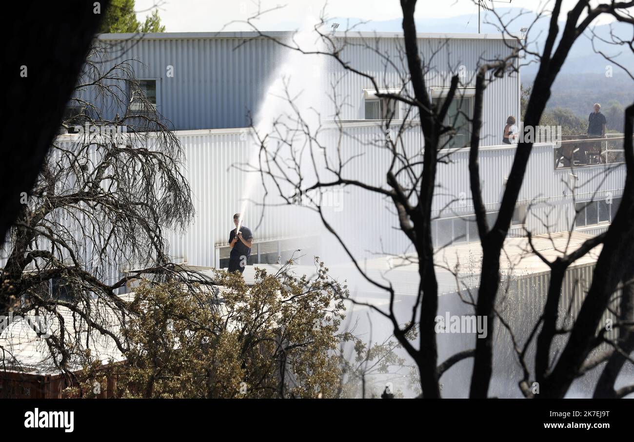 ©PHOTOPQR/NICE MATIN/Jean Francois Ottonello ; Gonfaron ; 17/08/2021 ; OTTONELLO JEAN-FRANCOIS - mardi 17 août 2021 à Gonfaron - incendie dans le Var, ici au départ du feu à Gonfaron. Un fuoco selvaggio infuria nel sud-est della Francia il 17 agosto 2021. Migliaia di persone, compresi i turisti nei campeggi, sono state evacuate Foto Stock