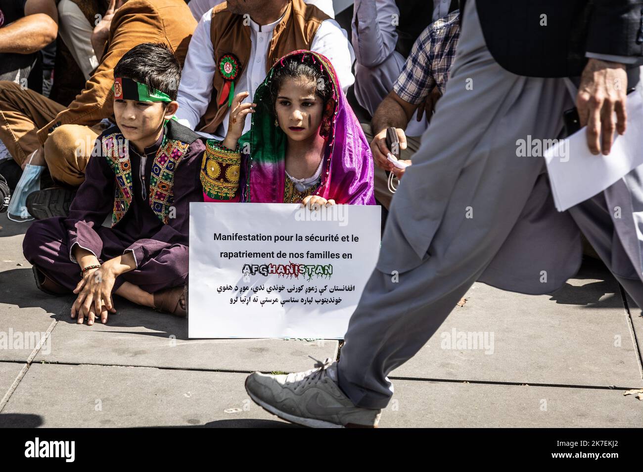 ©Sadak Souici / le Pictorium/MAXPPP - Sadak Souici / le Pictorium - 22/8/2021 - Francia / Parigi / Parigi - Quelques centaines de personnes se sont rassemblees Place de la Republique ce dimanche 22 aout afin de reclamer Plus de «solidarite» avec le peuple afghan, Suite a la reprise du pouvoir par les talibans / 22/8/2021 - Francia / Parigi / Parigi - Quelques centaines de personnes se sont rassemblees Place de la Republique ce dimanche 22 aout afin de reclamer Plus de «solidarite» avec le peuple afghan, suite a la reprise du pouvoir par les talibans Foto Stock