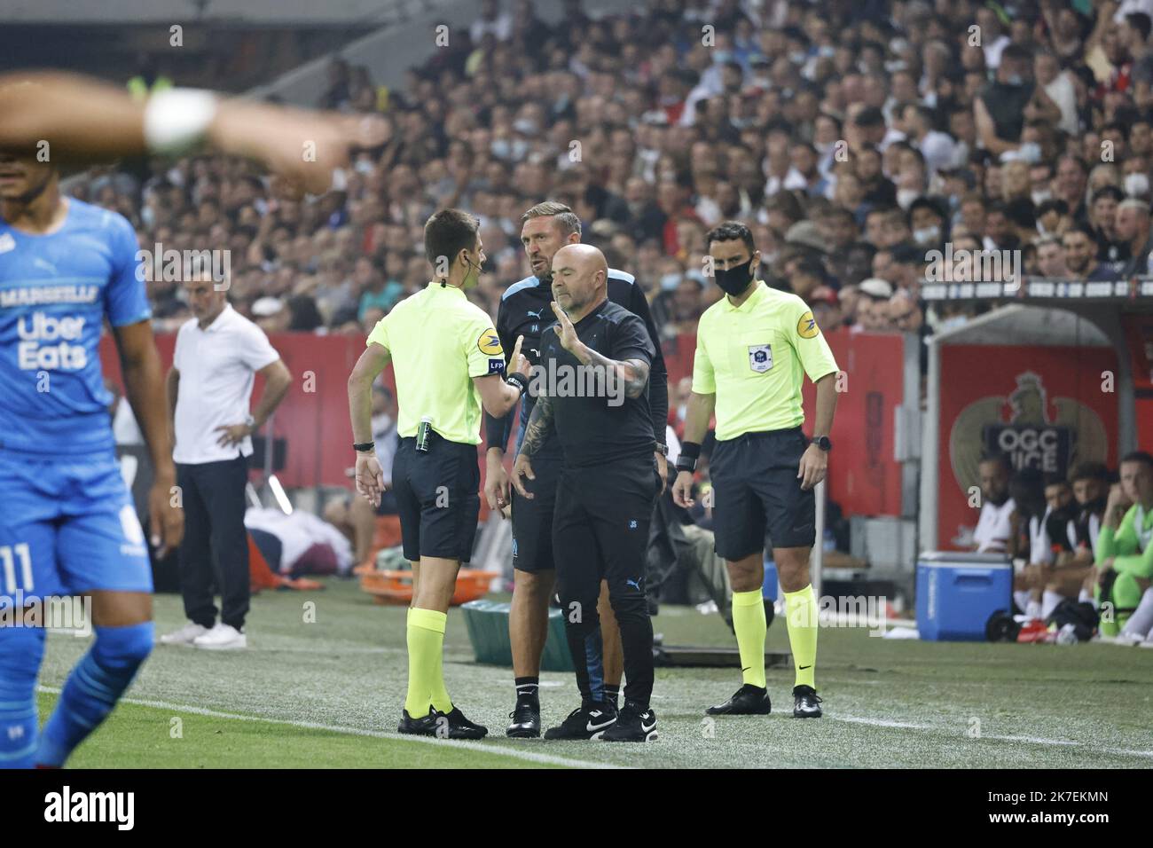 RéPHOTOPQR/LA PROVENCE/TOMASELLI Antoine ; Nice ; ; Â: Nice / OM : 3e journÃ de Ligue 1. Lieu: Stade Allianz Riviera Nizza, Francia, 2021/08/23 - partita di calcio francese tra l'OGC Nice e l'Olympique de Marseille si è fermata come i tifosi di Nizza tempesta campo dopo l'incidente di lancio di bottiglie. Il team di Marsiglia si rifiuta di riprendere. La partita Nizza contro Marsiglia il 23rd agosto nella Ligue 1 francese si è trasformata in violenta e spaventosa nella seconda metà dopo che i tifosi hanno invaso il campo a seguito di un incidente di lancio di bottiglie. La stella marsigliese Dimitri Payet è stata colpita da una bottiglia che è stata gettata da qualcuno negli stand. La corrispondenza è stata impostata su Foto Stock