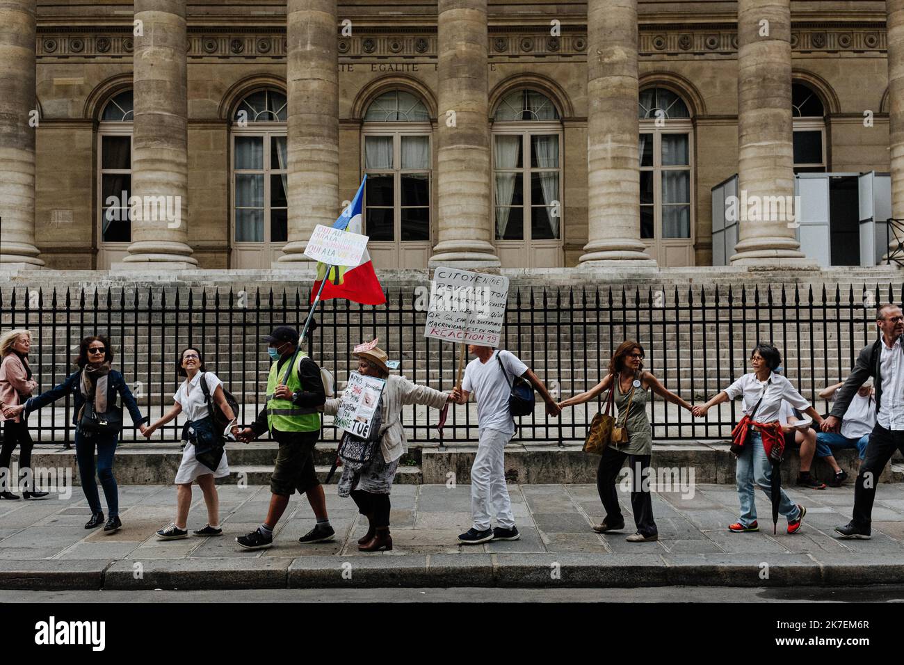 ©Jan Schmidt-Whitley/le Pictorium/MAXPPP - Jan Schmidt-Whitley/le Pictorium - 28/8/2021 - Francia / Parigi / Parigi - Quelques milliers de manifestants ont defile contre l'instauration du passe sanitaire en France, samedi 28 aout 2021 a Paris. Le cortege qui partait de la Place de la Bourse s'est divrige vers Chatelet encaadre par un dispossitif consequent des forces de l'ordre. De nombreux slogans contre l'obbligation de vacciner les enfants ont et entendus. / 28/8/2021 - Francia / Parigi / Parigi - diverse migliaia di manifestanti hanno marciato contro l'introduzione del libretto sanitario in Francia su Saturda Foto Stock