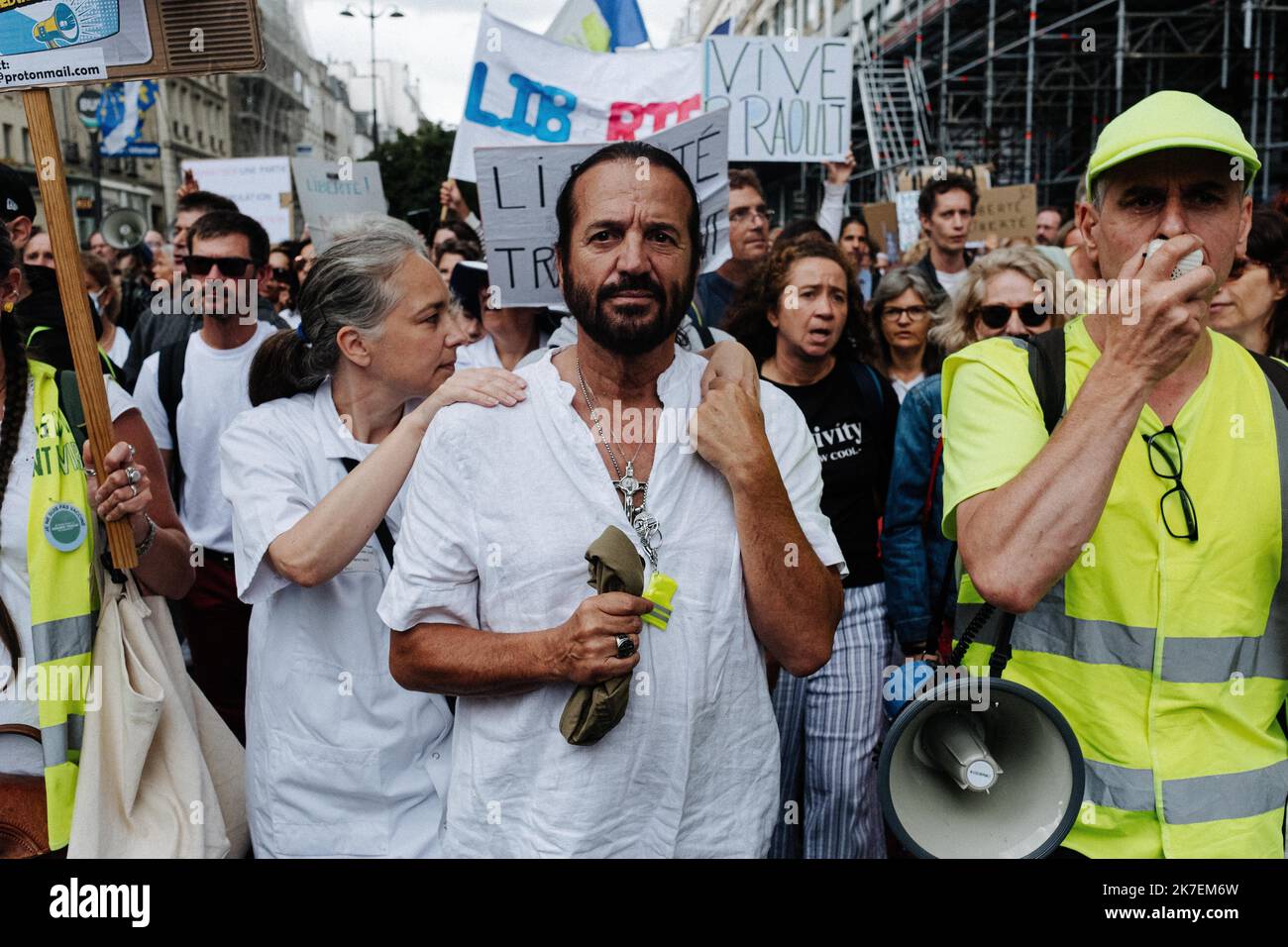 ©Jan Schmidt-Whitley/le Pictorium/MAXPPP - Jan Schmidt-Whitley/le Pictorium - 28/8/2021 - France / Paris / Paris - Francis Lalanne est en tete du cortege derriere une banderole proclamant: Liberté. Quelques milliers de manifestants ont defile contre l'instauration du passe sanitaire en France, samedi 28 aout 2021 a Paris. Le cortege qui partait de la Place de la Bourse s'est divrige vers Chatelet encaadre par un dispossitif consequent des forces de l'ordre. De nombreux slogans contre l'obbligation de vacciner les enfants ont et entendus. / 28/8/2021 - Francia / Parigi / Parigi - Francis Lalanne in testa Foto Stock