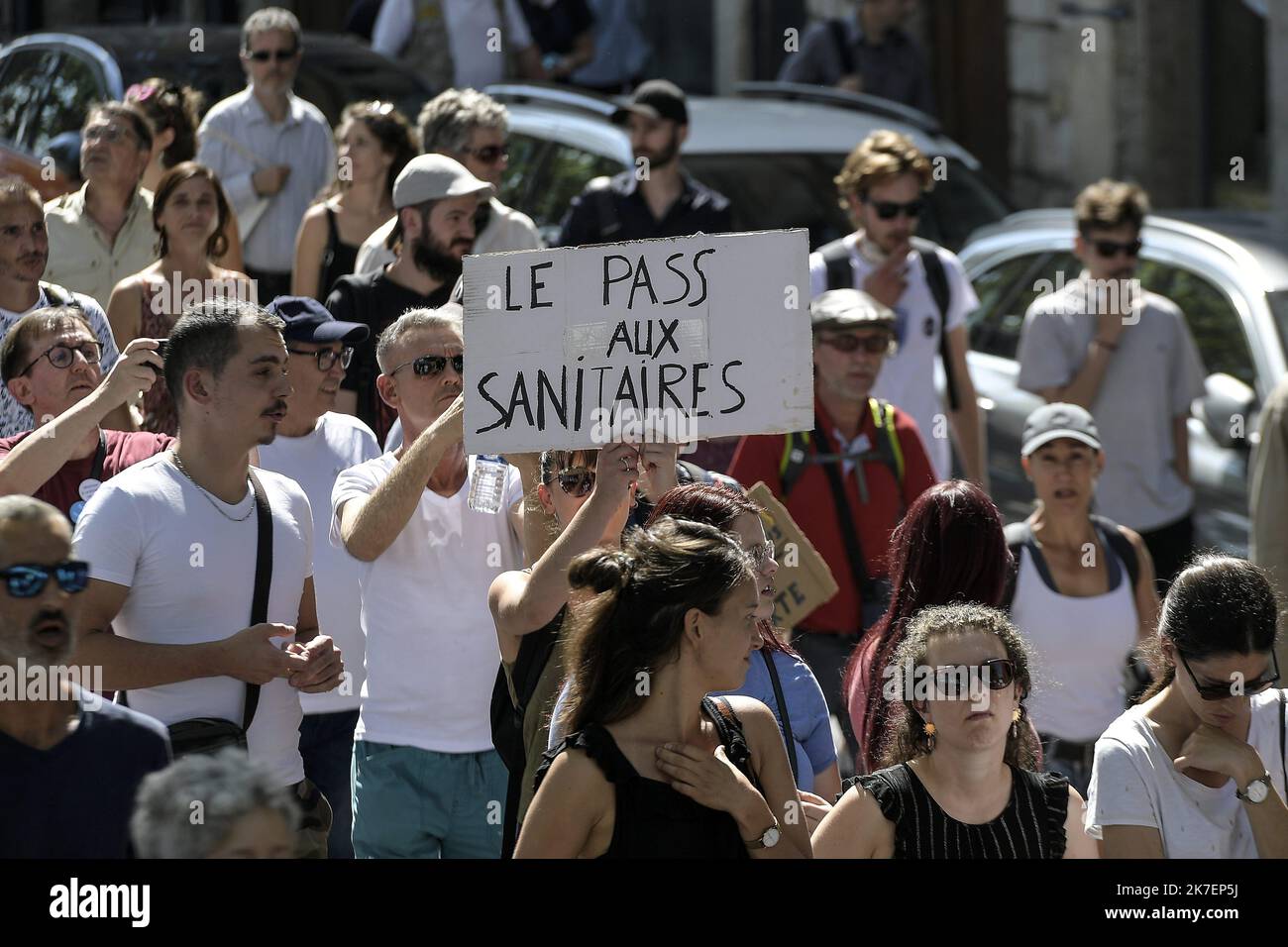 ©PHOTOPQR/LE PROGRES/Maxime JEGAT - Lione 04/09/2021 - manifestazione contre le pass sanitaire à Lione le 4 settembre 2021 -Cortège de la manifestazione contre le pass sanitaire sur le quai Romain Rolland à Lione. - Dimostrazione di un pass sanitario anti. Foto Stock