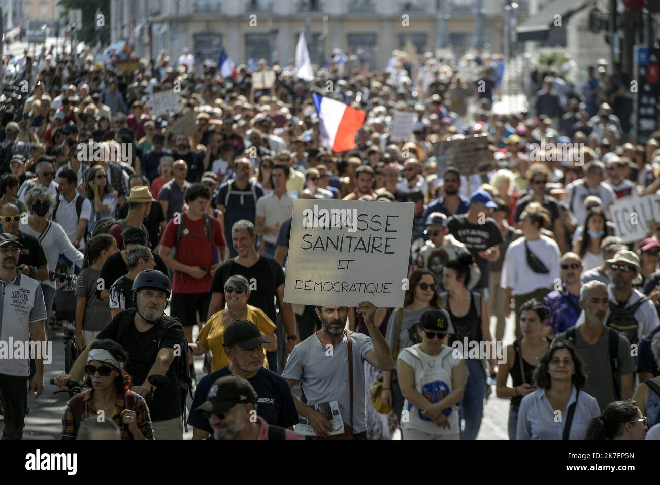 ©PHOTOPQR/LE PROGRES/Maxime JEGAT - Lione 04/09/2021 - manifestazione contre le pass sanitaire à Lione le 4 settembre 2021 -Cortège de la manifestazione contre le pass sanitaire sur le quai Romain Rolland à Lione. - Dimostrazione di un pass sanitario anti. Foto Stock