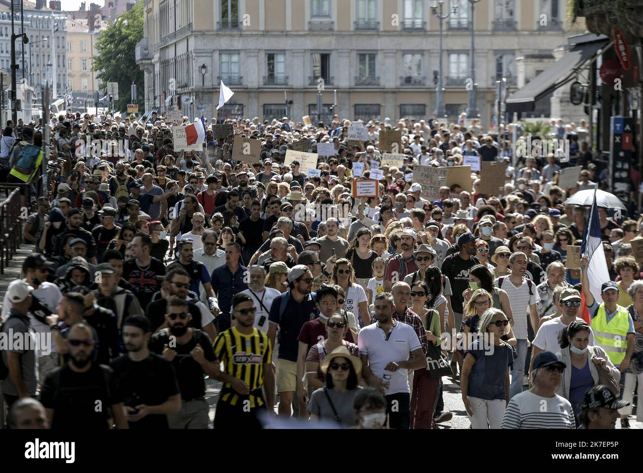 ©PHOTOPQR/LE PROGRES/Maxime JEGAT - Lione 04/09/2021 - manifestazione contre le pass sanitaire à Lione le 4 settembre 2021 -Cortège de la manifestazione contre le pass sanitaire sur le quai Romain Rolland à Lione. - Dimostrazione di un pass sanitario anti. Foto Stock