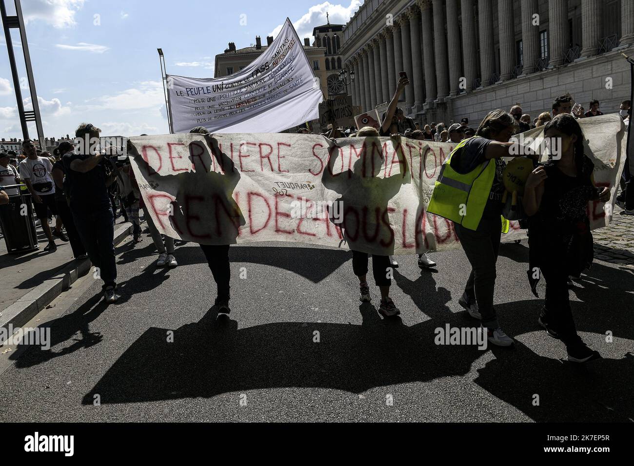 ©PHOTOPQR/LE PROGRES/Maxime JEGAT - Lyon 04/09/2021 - manifestation contre le pass sanitaire à Lyon le 4 settembre 2021 -ambiance cortège devant la cour d'appel de Lyon au cours de la manifestation contre le pass sanitaire à Lyon. - Dimostrazione di un pass sanitario anti. Foto Stock