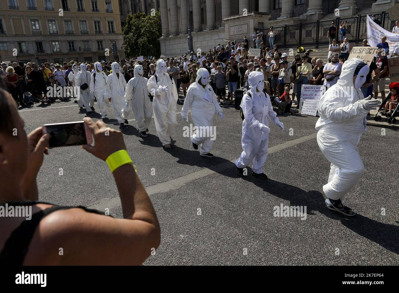 ©PHOTOPQR/LE PROGRES/Maxime JEGAT - Lyon 04/09/2021 - manifestation contre le pass sanitaire à Lyon le 4 settembre 2021 -ambiance cortège devant la cour d'appel de Lyon au cours de la manifestation contre le pass sanitaire à Lyon. - Dimostrazione di un pass sanitario anti. Foto Stock