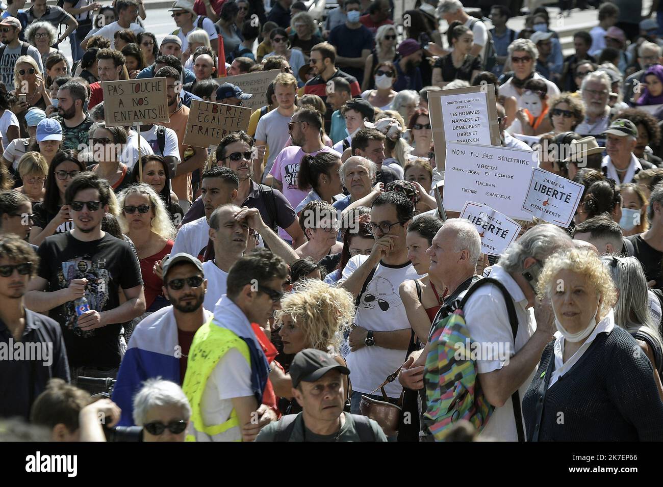 ©PHOTOPQR/LE PROGRES/Maxime JEGAT - Lyon 04/09/2021 - manifestation contre le pass sanitaire à Lyon le 4 settembre 2021 -ambiance cortège devant la cour d'appel de Lyon au cours de la manifestation contre le pass sanitaire à Lyon. - Dimostrazione di un pass sanitario anti. Foto Stock