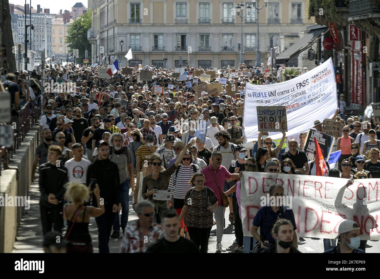 ©PHOTOPQR/LE PROGRES/Maxime JEGAT - Lione 04/09/2021 - manifestazione contre le pass sanitaire à Lione le 4 settembre 2021 -Cortège de la manifestazione contre le pass sanitaire sur le quai Romain Rolland à Lione. - Dimostrazione di un pass sanitario anti. Foto Stock
