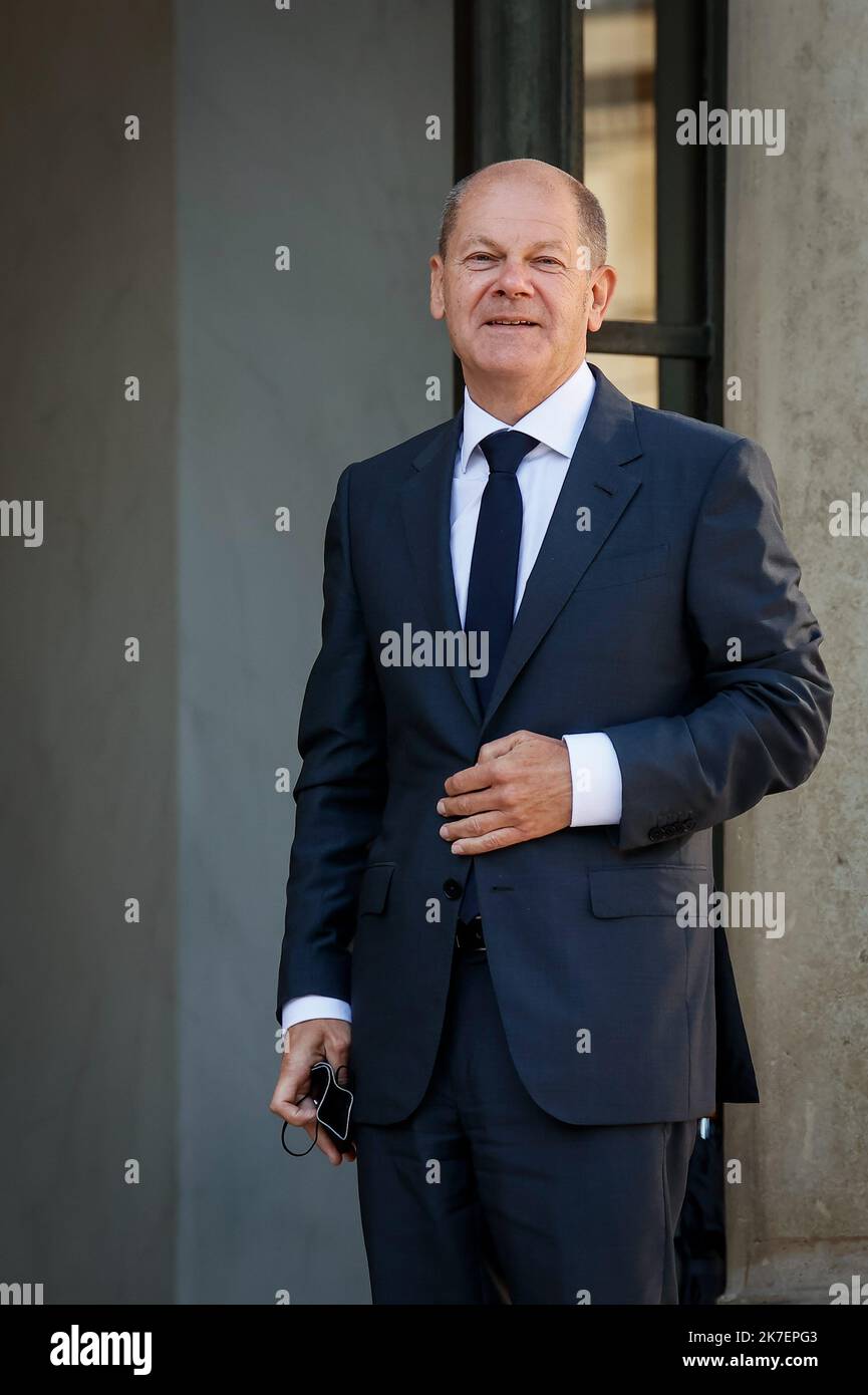 ©THOMAS PADILLA/MAXPPP - 06/09/2021 ; PARIGI, FRANCIA ; LE PRESIDENT DE LA REPUBLIQUE RECOIT LE VICE CHANCELIER ET CANDIDAT DU PARTI SOCIAL DEMOCRATE A LA CHANCELLLLLLERIE FEDERALE ALLEMANDE, OLAF SCHOLZ AU PALAIS DE L'ELYSEE. Il Presidente francese riceve il candidato alla carica di Cancelliere tedesco OLAF Scholz al Palazzo Elysee di Parigi, il 06 ottobre 2021. Foto Stock