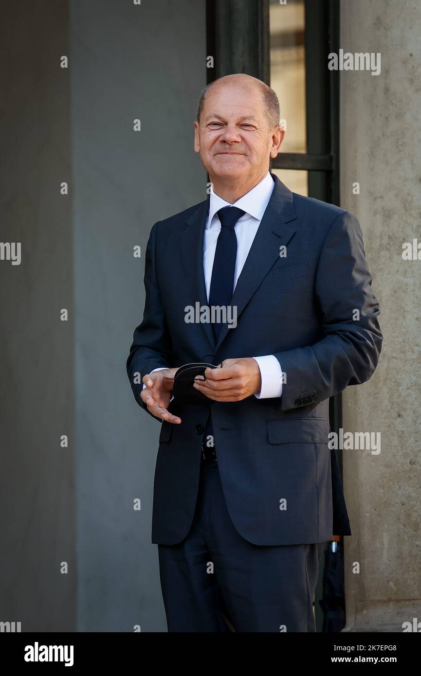 ©THOMAS PADILLA/MAXPPP - 06/09/2021 ; PARIGI, FRANCIA ; LE PRESIDENT DE LA REPUBLIQUE RECOIT LE VICE CHANCELIER ET CANDIDAT DU PARTI SOCIAL DEMOCRATE A LA CHANCELLLLLLERIE FEDERALE ALLEMANDE, OLAF SCHOLZ AU PALAIS DE L'ELYSEE. Il Presidente francese riceve il candidato alla carica di Cancelliere tedesco OLAF Scholz al Palazzo Elysee di Parigi, il 06 ottobre 2021. Foto Stock