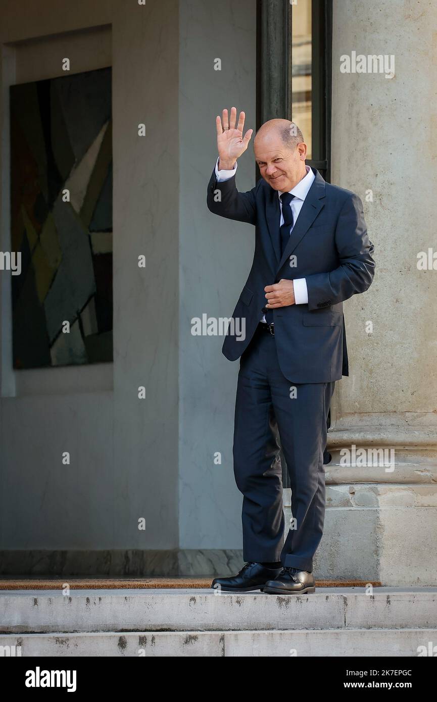 ©THOMAS PADILLA/MAXPPP - 06/09/2021 ; PARIGI, FRANCIA ; LE PRESIDENT DE LA REPUBLIQUE RECOIT LE VICE CHANCELIER ET CANDIDAT DU PARTI SOCIAL DEMOCRATE A LA CHANCELLLLLLERIE FEDERALE ALLEMANDE, OLAF SCHOLZ AU PALAIS DE L'ELYSEE. Il Presidente francese riceve il candidato alla carica di Cancelliere tedesco OLAF Scholz al Palazzo Elysee di Parigi, il 06 ottobre 2021. Foto Stock