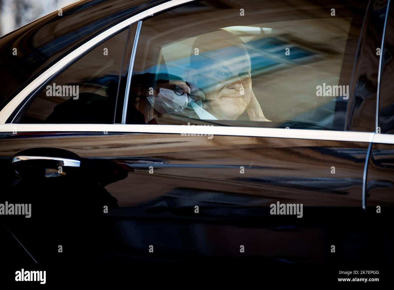 ©THOMAS PADILLA/MAXPPP - 06/09/2021 ; PARIGI, FRANCIA ; LE PRESIDENT DE LA REPUBLIQUE RECOIT LE VICE CHANCELIER ET CANDIDAT DU PARTI SOCIAL DEMOCRATE A LA CHANCELLLLLLERIE FEDERALE ALLEMANDE, OLAF SCHOLZ AU PALAIS DE L'ELYSEE. Il Presidente francese riceve il candidato alla carica di Cancelliere tedesco OLAF Scholz al Palazzo Elysee di Parigi, il 06 ottobre 2021. Foto Stock