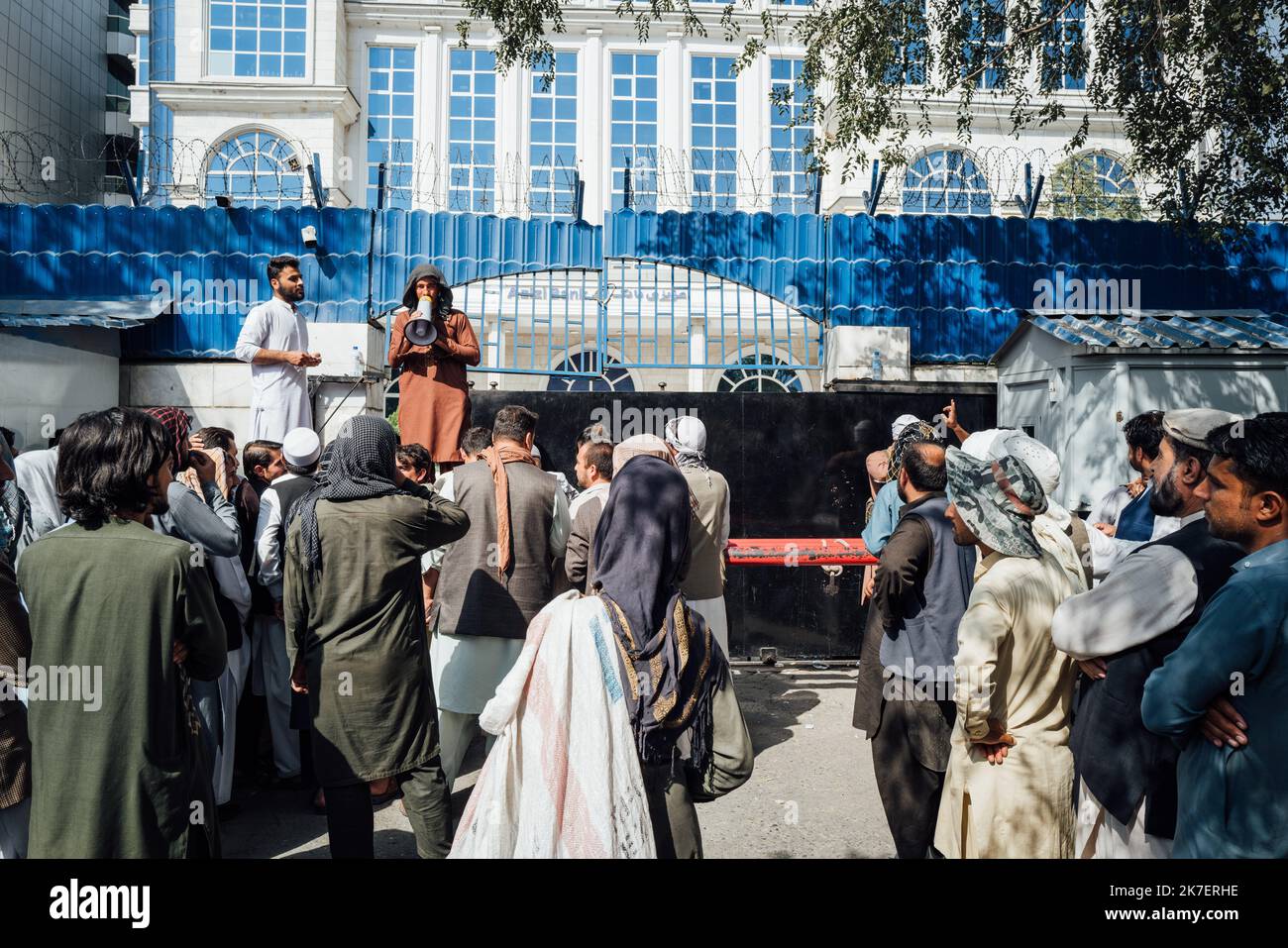 ©Adrien Vautier / le Pictorium/MAXPPP - Adrien Vautier / le Pictorium - 07/09/2021 - Afghanistan / Kaboul - une file d'atto devant une banque a Kaboul. Les citoyens ne peuvent retirer que 200 dollari par semaine. Le gouvernement taliban limite les retriits pour eviter la fuite a l'etranger du peuple. / 07/09/2021 - Afghanistan / Kabul - una coda fuori da una banca a Kabul. I cittadini possono ritirare solo $200 dollari alla settimana. Il governo dei talebani limita i ritiri per impedire alle persone di fuggire all'estero. Foto Stock