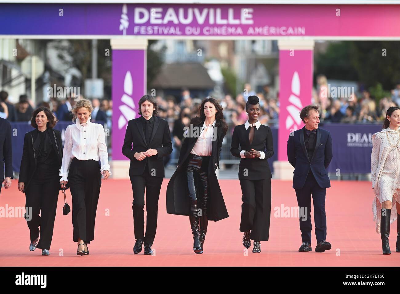 ©FRANCK CASTEL/MAXPPP - il 47th° Deauville American Film Festival 2021. 2021.09.11. CERIMONIA DI CHIUSURA DEL DEAUVILLE AMERICAN FILM FESTIVAL 47TH. Les Choses Humaines prima e chiusura . Il regista francese Mikhael Hers, regista francese marcia Romano, scrittore francese Delphine De Vigan, DJ francese Sebastian, attrice e cantante francese Charlotte Gainsbourg, attrice e modella francese Fatou N'Diaye, regista francese Bertrand Bonello, attrice francese Garance Marillier e attore francese Denis Podalydes Foto Stock