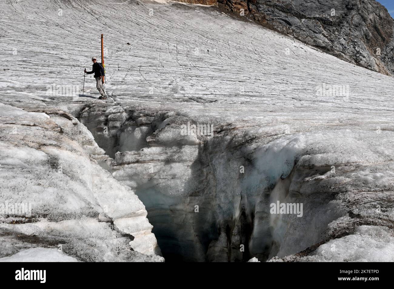 ©PHOTOPQR/OUEST FRANCE/Stéphane Geufroi ; Gavarnie ; 05/09/2021 ; le Glacier d'Ossoue est un Glacier des Pyrénées situé dans le massif du Vignemale, sur le versant nord de la frontière franco-espagnole dans le département des alti Pirenei. L’associazione pirénéenne de glaciologie Moraine, rassicura le suivi annuel de 9 des 15 ghiacciai pirénéens francais, représentatifs de l’ensemble de la Chaîne.Sondages, carottages, relevés GPS, forages et pose de balises, l’associazione Moraine mesure la longueur, la surface et des paisseur. Le Plus haut Glacier des Pyrénées francese, victime du Foto Stock