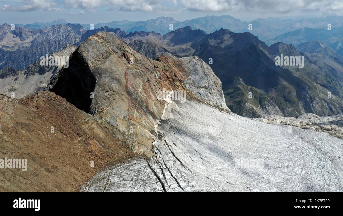 ©PHOTOPQR/OUEST FRANCE/Stéphane Geufroi ; Gavarnie ; 05/09/2021 ; le Glacier d'Ossoue est un Glacier des Pyrénées situé dans le massif du Vignemale, sur le versant nord de la frontière franco-espagnole dans le département des alti Pirenei. Le Plus haut Glacier des Pyrénées franceses, victime du réchauffement climatique, fait l’objet d’une sorveglianza permanente. Pierre René, glaciologue, estime qu’il aura disparu d’ici à vingt ans. - Riscaldamento globale : Ghiacciaio Ossoue (Pirenei francesi) Foto Stock