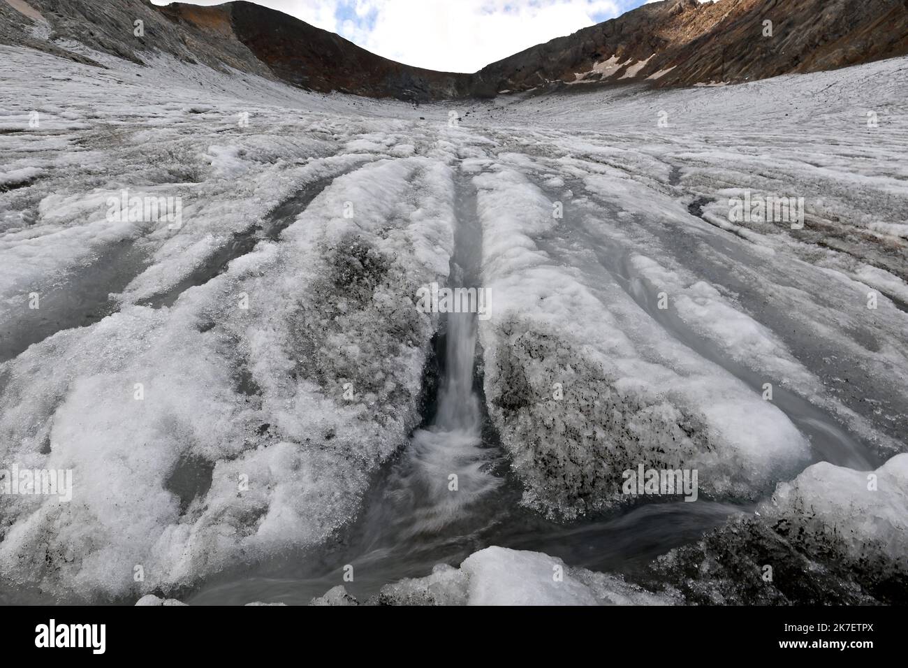 ©PHOTOPQR/OUEST FRANCE/Stéphane Geufroi ; Gavarnie ; 05/09/2021 ; le Glacier d'Ossoue est un Glacier des Pyrénées situé dans le massif du Vignemale, sur le versant nord de la frontière franco-espagnole dans le département des alti Pirenei. Le Plus haut Glacier des Pyrénées franceses, victime du réchauffement climatique, fait l’objet d’une sorveglianza permanente. Pierre René, glaciologue, estime qu’il aura disparu d’ici à vingt ans. - Riscaldamento globale : Ghiacciaio Ossoue (Pirenei francesi) Foto Stock