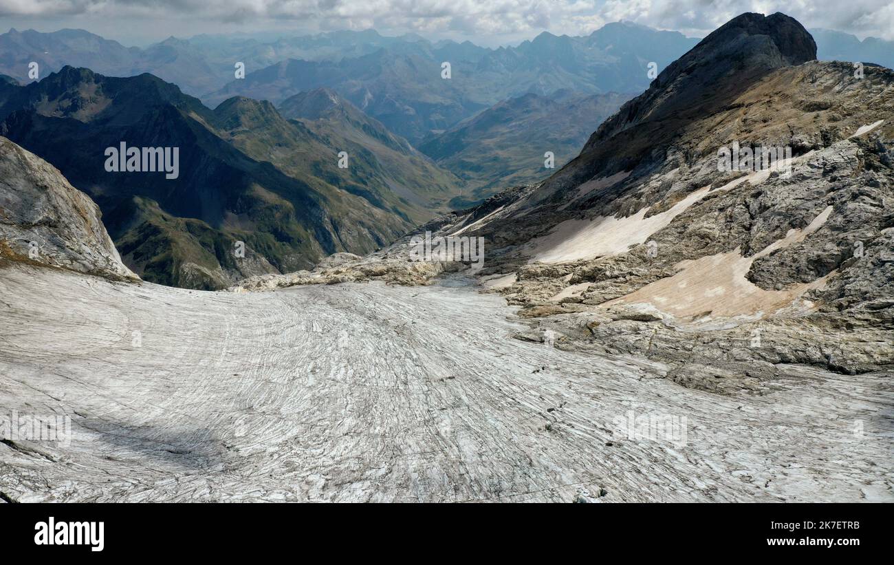 ©PHOTOPQR/OUEST FRANCE/Stéphane Geufroi ; Gavarnie ; 05/09/2021 ; le Glacier d'Ossoue est un Glacier des Pyrénées situé dans le massif du Vignemale, sur le versant nord de la frontière franco-espagnole dans le département des alti Pirenei. Le Plus haut Glacier des Pyrénées franceses, victime du réchauffement climatique, fait l’objet d’une sorveglianza permanente. Pierre René, glaciologue, estime qu’il aura disparu d’ici à vingt ans. - Riscaldamento globale : Ghiacciaio Ossoue (Pirenei francesi) Foto Stock