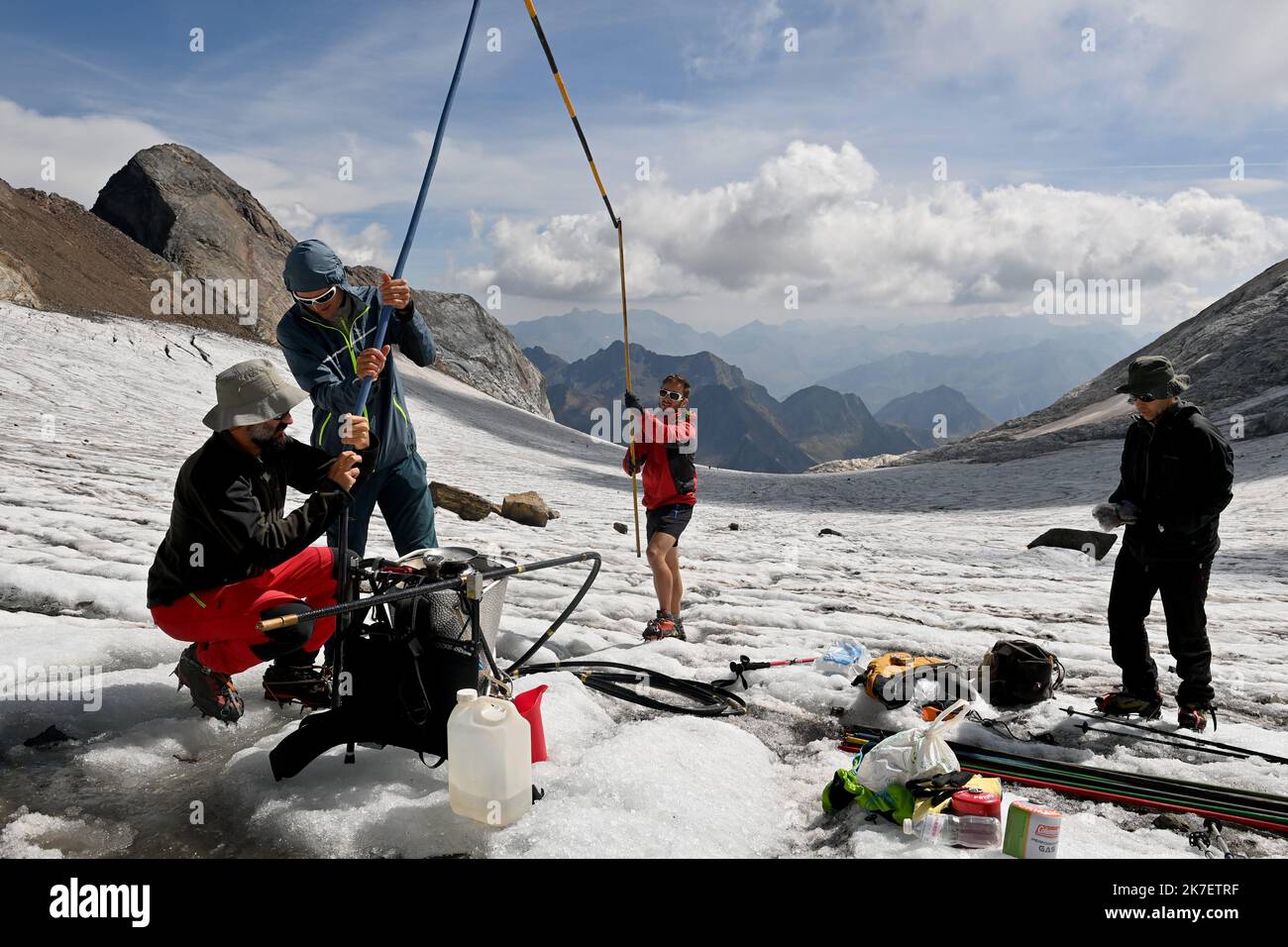 ©PHOTOPQR/OUEST FRANCE/Stéphane Geufroi ; Gavarnie ; 05/09/2021 ; le Glacier d'Ossoue est un Glacier des Pyrénées situé dans le massif du Vignemale, sur le versant nord de la frontière franco-espagnole dans le département des alti Pirenei. Pierre René, le glaciologue de l’Association pyrénéenne de glaciologie Moraine, rassicurazione le suivi annuel de 9 des 15 ghiacciai pyrénéens francais, représentatifs de l’ensemble de la Chaîne.Sondages, carottages, relevés GPS, forages et pose de balises, l’Association Moraine mesure et la longueur, la surface. Le Plus haut Glacier des Foto Stock