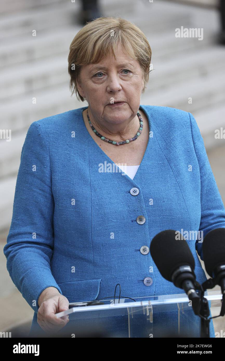 ©Sebastien Muylaert/MAXPPP - la cancelliera tedesca Angela Merkel parla alla stampa mentre arriva per un incontro e una cena di lavoro con la presidente francese al Palazzo Elysee di Parigi, Francia. 16.09.2021 Foto Stock