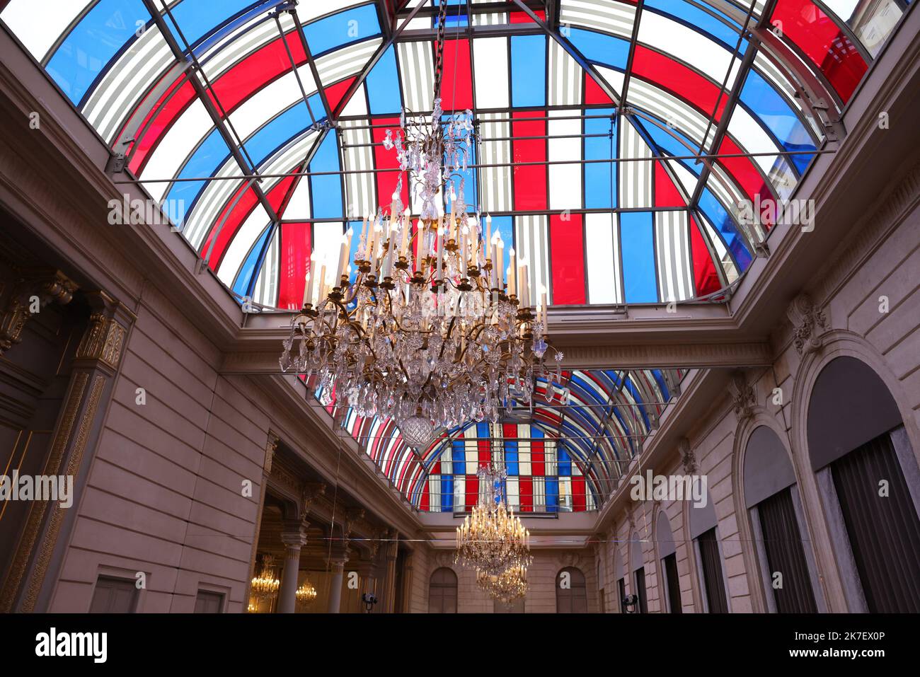 ©PHOTOPQR/LE PARISIEN/Arnaud Journois ; PARIS ; 18/09/2021 ; JOURNEES DU PATRIMOINE , PALAIS DE l'ELYSEE , RESIDENCE DU PRESIDENT DE LA REPUBLIQUE / la verrière du jardin d’hiver du Palais de l’Élysée s’est habillée des couleurs de la France dans le cadre d’une installation éphémère de l’artiste Daniel Buren, visibile depuis ce et jusrier’en fine settimana 2022. A Parigi, le Giornate europee del Patrimonio sono l'occasione per scoprire luoghi di solito chiusi al pubblico. Qui ci sono monumenti eccezionalmente apertura il 18 e 19 settembre 2021 per questo grande evento. Foto Stock