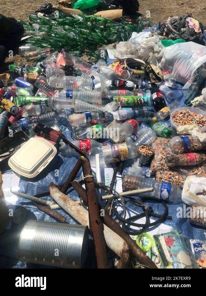 ©MATHILDE POLICARD/MAXPPP. 18/09/2021. Cagnes sur Mer. Nettoyage des plages et du bord de mer. Samedi 2 associations ont fait appel aux bonnes volonté pour la journée mondiale du nettoyage de la planète. 110 volontaires ont répondu présent pour aider Cagnes zéro déchets et Cagnes Plogging. Et le bilant est EFFRAYANT : 129,1 chili de dechets collectes en 1h30 ! 272 bouteilles en verre (46 chili) 124 canettes metalliques (2,6 chili) 182 bouteilles plastiques (6,45 chili) 32 masques tout venant (47,78 chili) cartoni (1,67 chili encombrants, dont pneu et 15 9090 mégots (3,5 chili) pulizia di bea Foto Stock