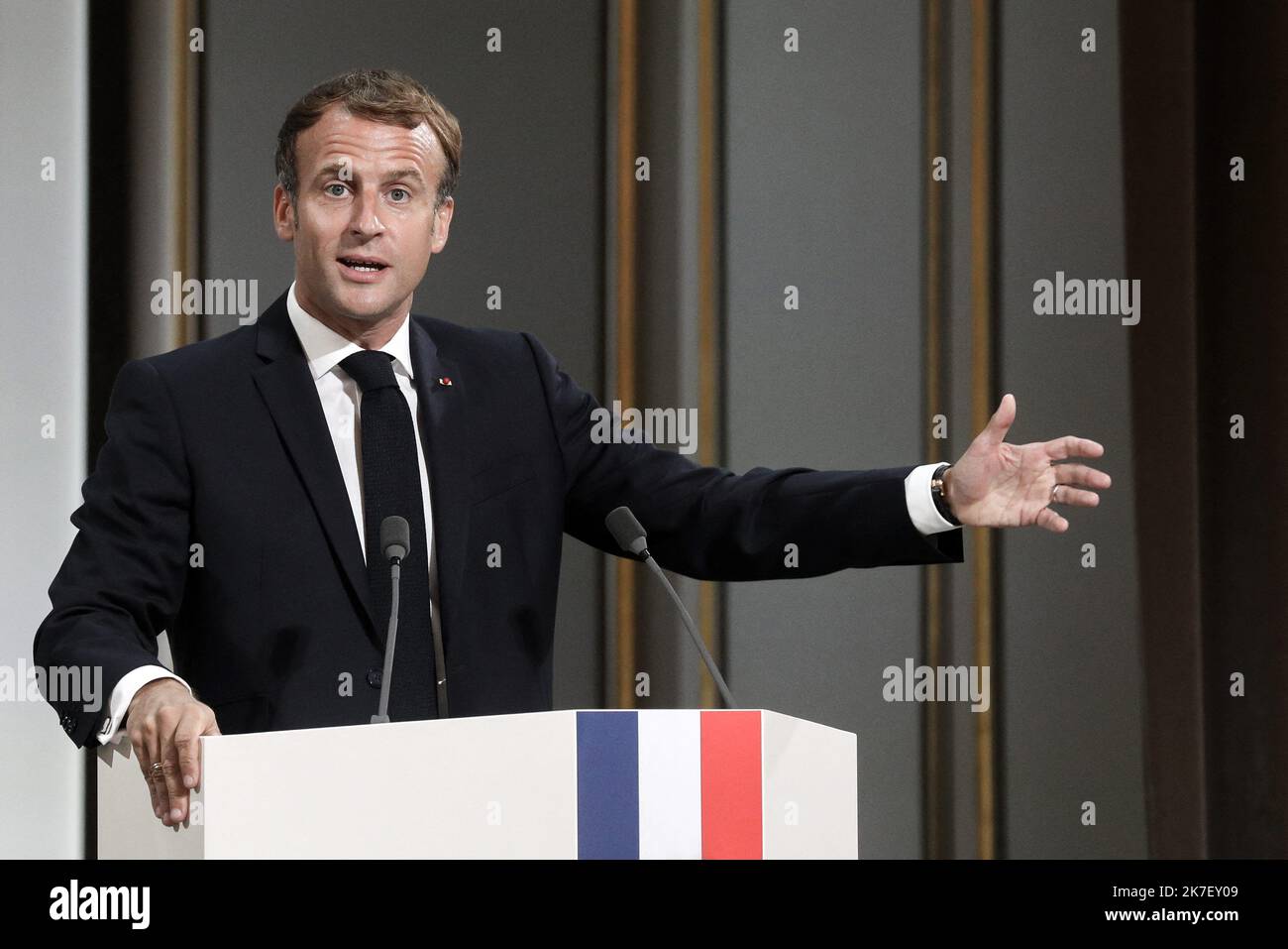 @ Pool/Stephane Lemouton /Maxppp, France, Paris, 20210920 le président de la République franaise, Emmanuel Macron lors d'un discours pendant la réception consacrée à la mémoire des Harkis (Algériens qui aidé l'armée franaise dans la guerre d'indérie de l'Elytrée, 2021, Palais de l'à), 20. il presidente francese Emmanuel Macron durante una cerimonia in memoria degli Harkis, al Palazzo Elysee di Parigi, in Francia, il 20 settembre 2021. Foto Stock