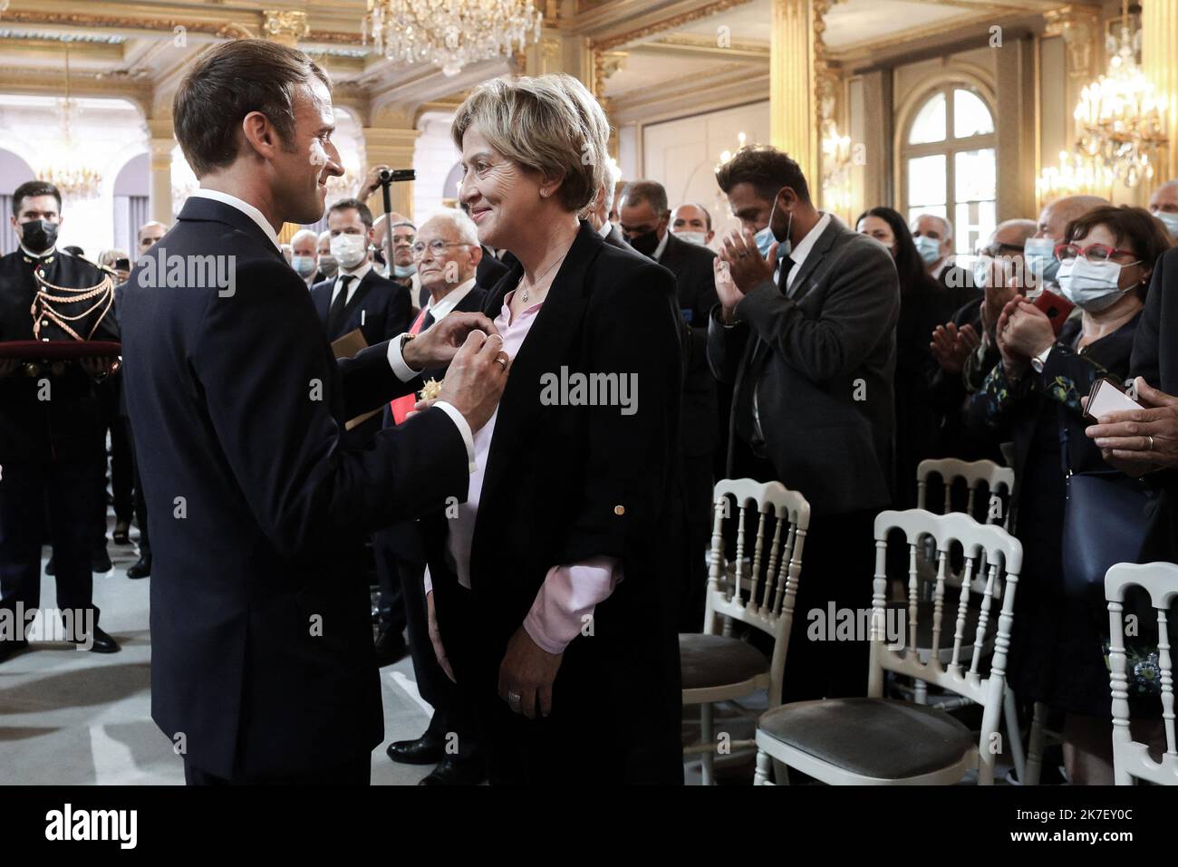 @ Pool/Stephane Lemouton /Maxppp, France, Paris, 20210920 Bornia Tarall est décoré du titre de 'Chevalier de l'Ordre National du Mérite' par le Président francais Emmanuel Macron lors de la réception consacrée à la mémoire des Harkis (Algériens qui t aidé l'indéguaise de l'armerge) au palais de l'Elysée, à Parigi, Francia, le 20 settembre 2021. Il Presidente francese Emmanuel Macron e Bornia Tarall durante una cerimonia in memoria degli Harkis, al Palazzo Elysee di Parigi, in Francia, il 20 settembre 2021. Foto Stock