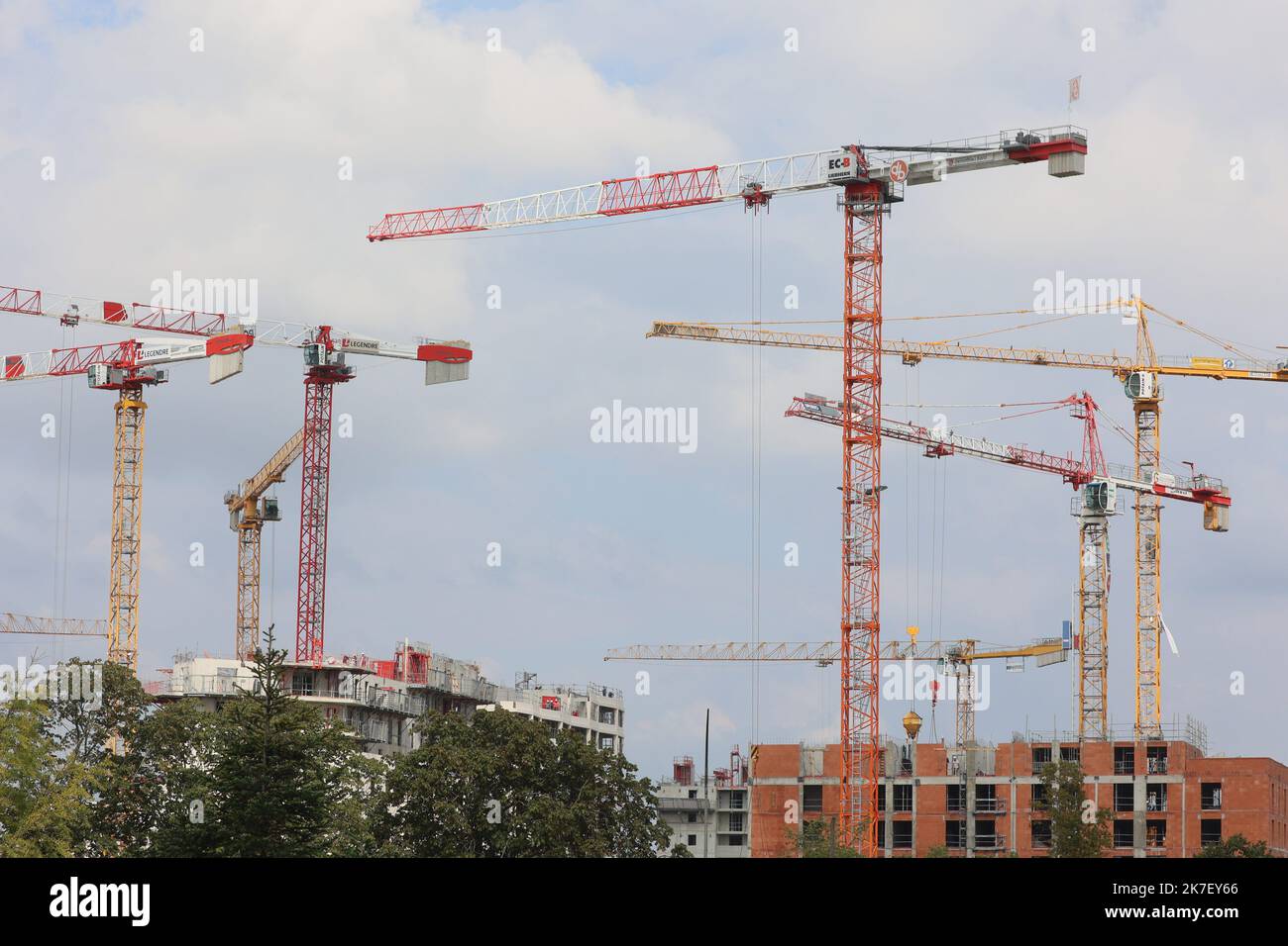 ©PHOTOPQR/SUD OUEST/Cottereau Fabien ; Bordeaux ; 21/09/2021 ; Fait du Jpour / la pénurie de matériaux pneumatici les prix vers le haut et ralentit la reprise PROBLEME CHANTIER BTP ET PENURIE DE VOITURES NEUVES en CONCESSIONE ou Marché occasione en hausse / Bricolage des particuliers - la carenza di materiali spinge i prezzi e rallenta la ripresa economica Foto Stock