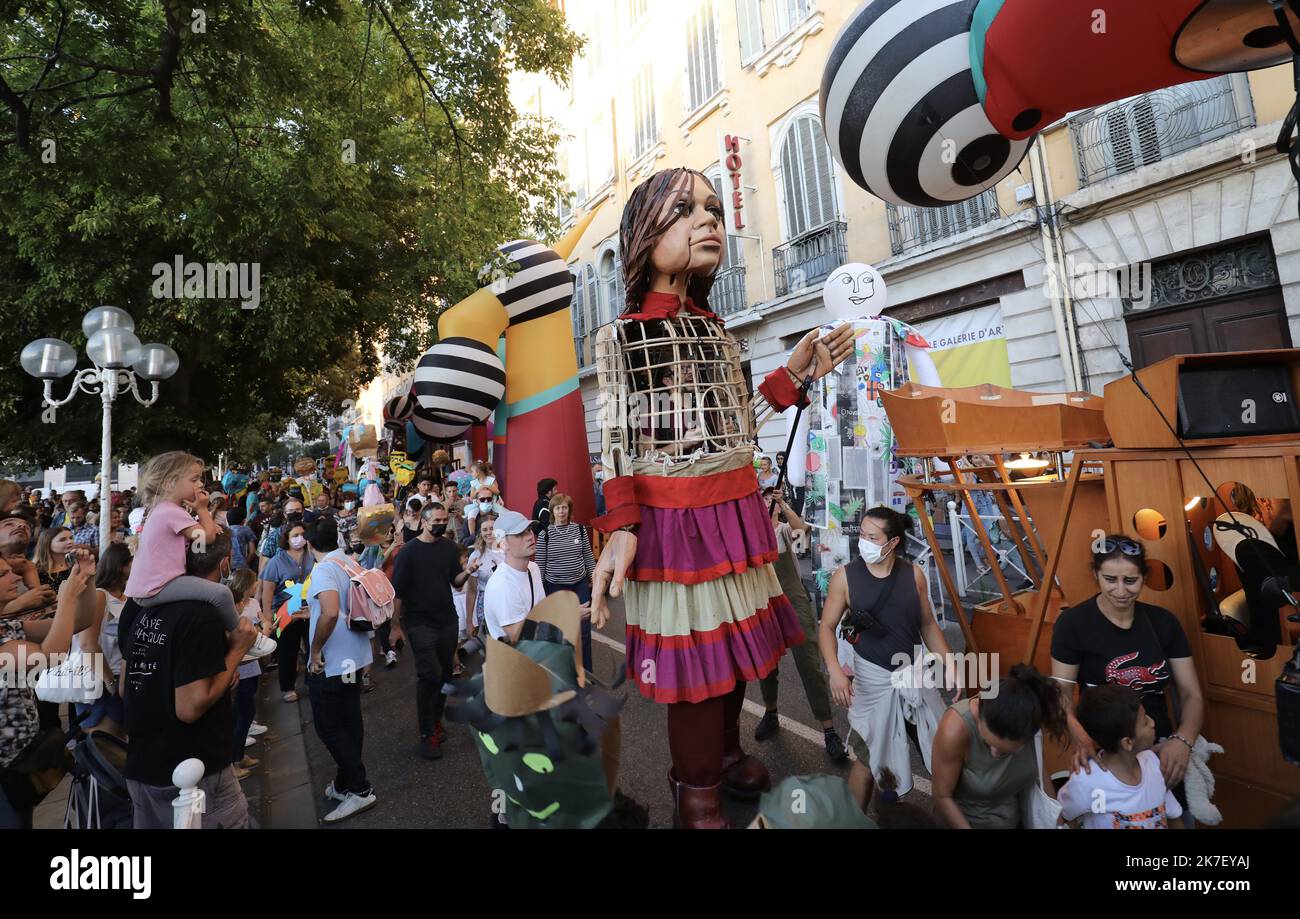 ©PHOTOPQR/NICE MATIN/Luc Boutia ; ; 21/09/2021 ; TOULON defile de la poupee Amal pour la tolerance - Toulon, France, sept 20th 2021. Il burattino Amal, simbolo di tutti i bambini rifugiati, viaggia attraverso l'Europa Foto Stock