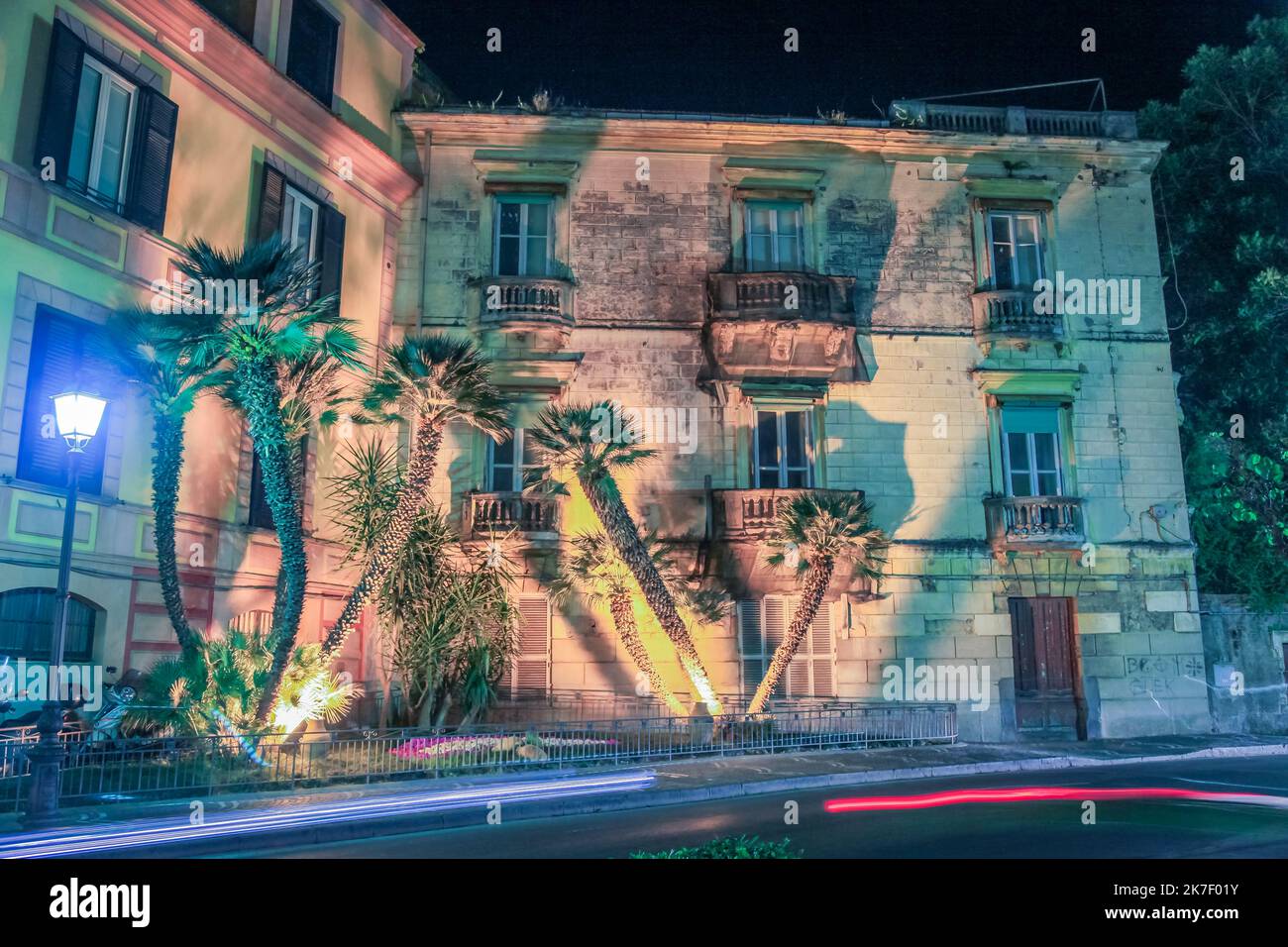Sorrento di notte con lampione stradale e luci auto sfocate, Italia Foto Stock