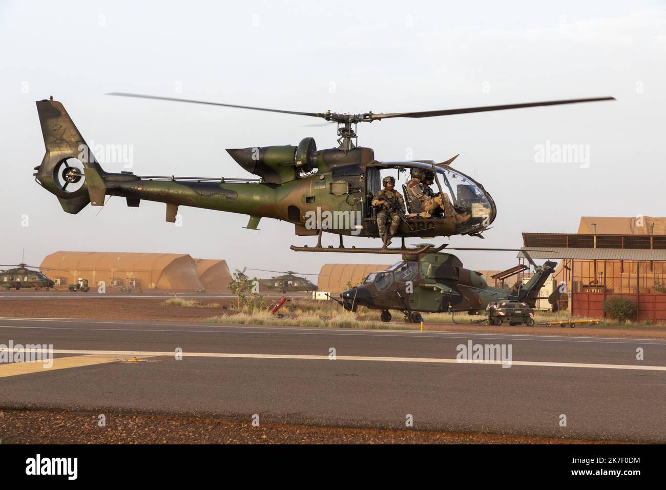 ©PHOTOPQR/LA PROVENCE/SPEICH Frédéric ; Gao ; 18/09/2021 ; Reportage sur l'opération militaire Barkhane Lutte contre les Groupes Armés Terroristes (GAT) djihadistes dans la BSS (Bande Sahelo Saharienne) Hélicoptère Gazelle appartenant au 3e Régiment d’Hélicoptère de Combat RHC de l’Aviation légère de l’Armée de Terre ALAT au décollage sur la base de Gao en arrière plan un élicoptère Tigre relazione sulla Task Force Takuba (integrata nell’operazione Barkhane) Basato sulla base operativa avanzata (BAO) di Ménaka per addestrare i soldati delle forze Armate Maliane e combattere contro il terrorista armato jihadista Foto Stock