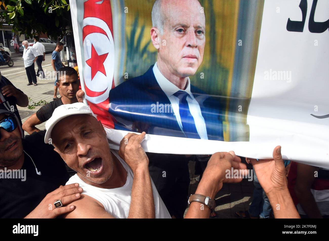 ©Yassine Mahjoub/MAXPPP - diverse centinaia di persone, sostenitori del presidente Kais Saied, scesero su Avenue Habib Bourguiba cantando slogan contro il partito islamico di Ennahdha.photo: Yassine Mahjoub TUNISIE - TUNISI Foto Stock