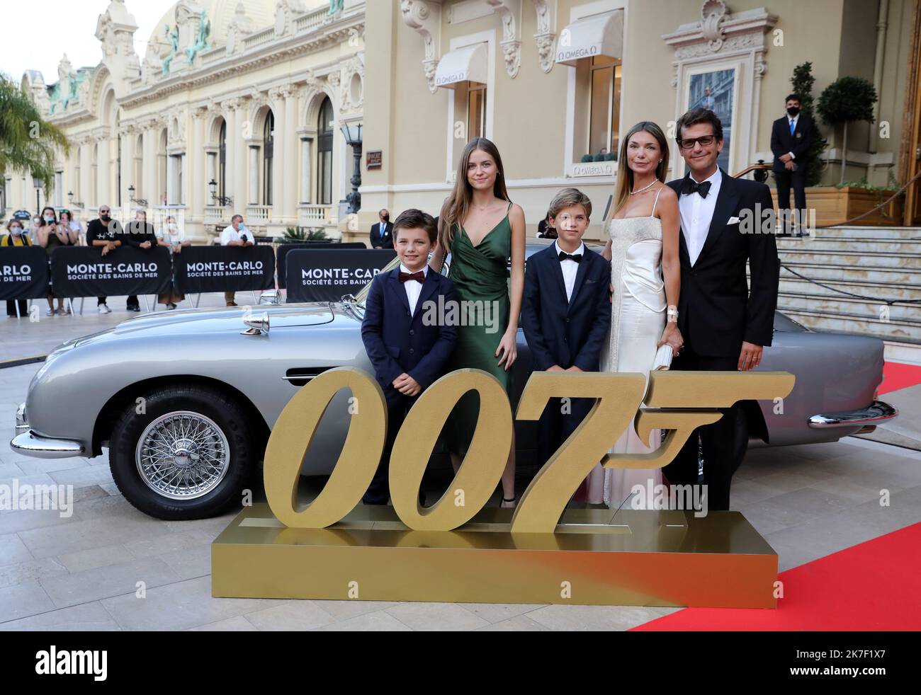 ©PHOTOPQR/NICE MATIN/Jean Francais Ottonello ; Monaco ; 29/09/2021 ; OTTONELLO JEAN-FRANCOIS - mercredi 29 settembre 2021, Atrium du casino de Monte-Carlo à Monaco - Tapis rouge de l'avant-première du nouveau film James Bond 'Mourir peut attendre' non è tempo di morire - Christian Moore, Roger de Moore, Roger Avec sa famille preview del nuovo film di James Bond Not Time To Die a Monaco il 29 settembre 2021 Foto Stock