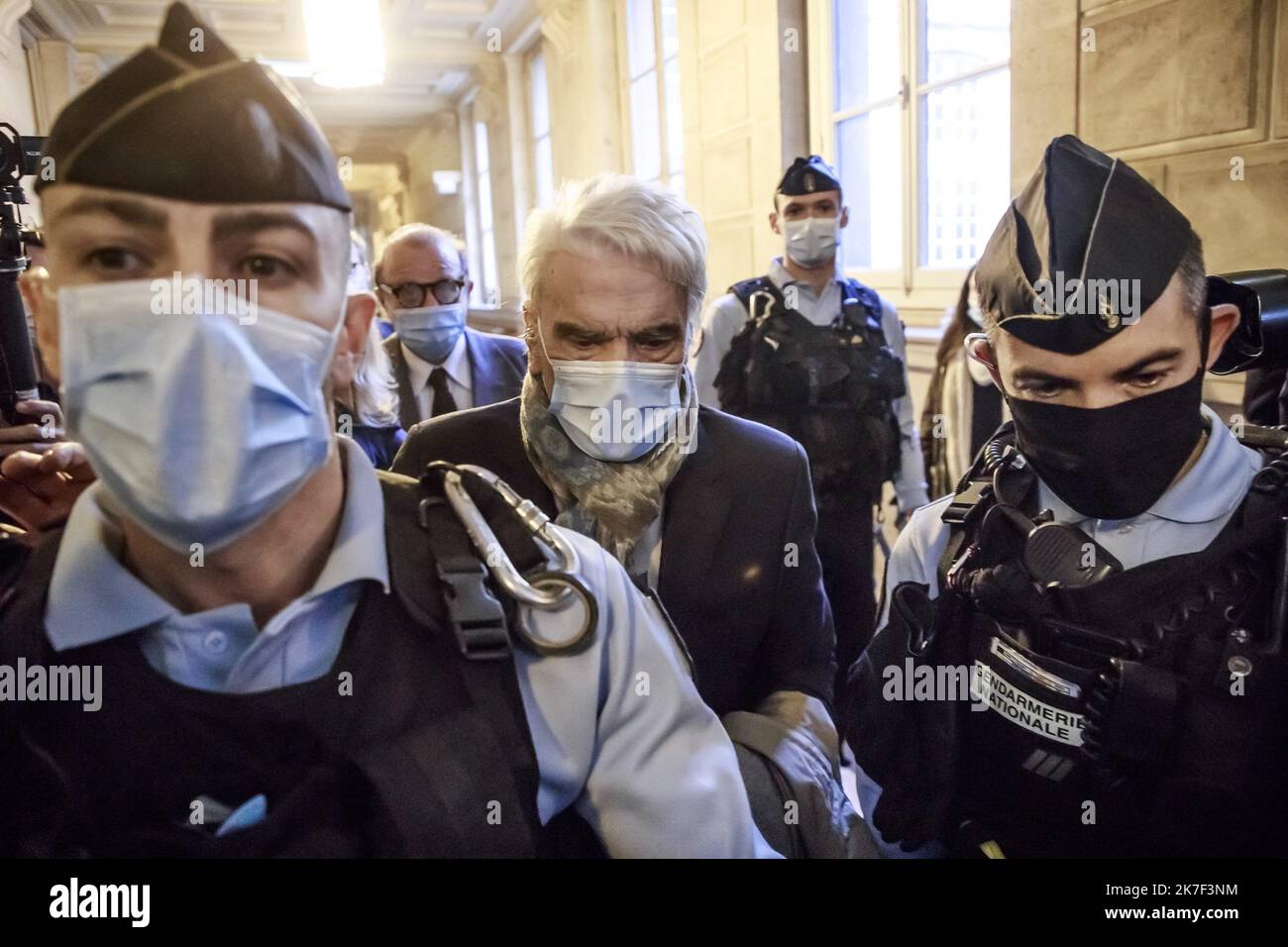 Â CHRISTOPHE PETIT TESSON/EPA/MAXPPP - epa08737512 il magnate francese Bernard Tapie (C) arriva alla corte d'appello del Tribunal de Paris per il primo giorno del suo processo d'appello, a Parigi (Francia), 12 ottobre 2020. Tapie è stata assolta il 09 luglio 2019 dopo essere stata processata per un risarcimento di 404 milioni di euro nel 2008, per risolvere una lunga controversia legale a seguito di un'intensa trattativa aziendale del 1993 riguardante la vendita della sua società di abbigliamento sportivo Adidas. EPA-EFE/CHRISTOPHE PETIT TESSON Bernard Tapie morì all'età di 78 anni, morì di cancro l'uomo d'affari ed ex capo dell'Olympique de Marsei Foto Stock