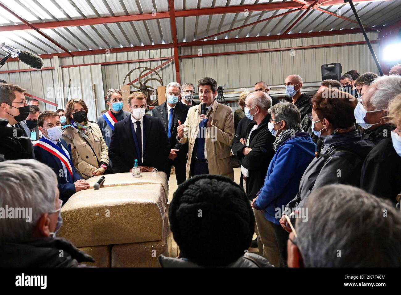 ©PHOTOPQR/l'EST REPUBLICAIN/Franck LALLEMAND ; Gray ; 04/10/2021 ; Gray (70) Déplacement de Monsieur Emmanuel Macron Président de la République Francaise au Refuge Saint Adrien du val de Gray. A la rencontre des bénévoles. Société protectrice des animaux. SPA Photo ER/Franck Lallemand - il Presidente francese EmmanuelMacron e il Ministro francese dell'agricoltura JulienDenormandie durante una visita al centro di salvataggio degli animali di St Adrien dell'associazione francese Società per la protezione degli animali (Societe de Protection des animaux - SPA) a Gray, nella Francia orientale, il 4 ottobre 2021; Come parte della Giornata Mondiale degli Animali. Foto Stock