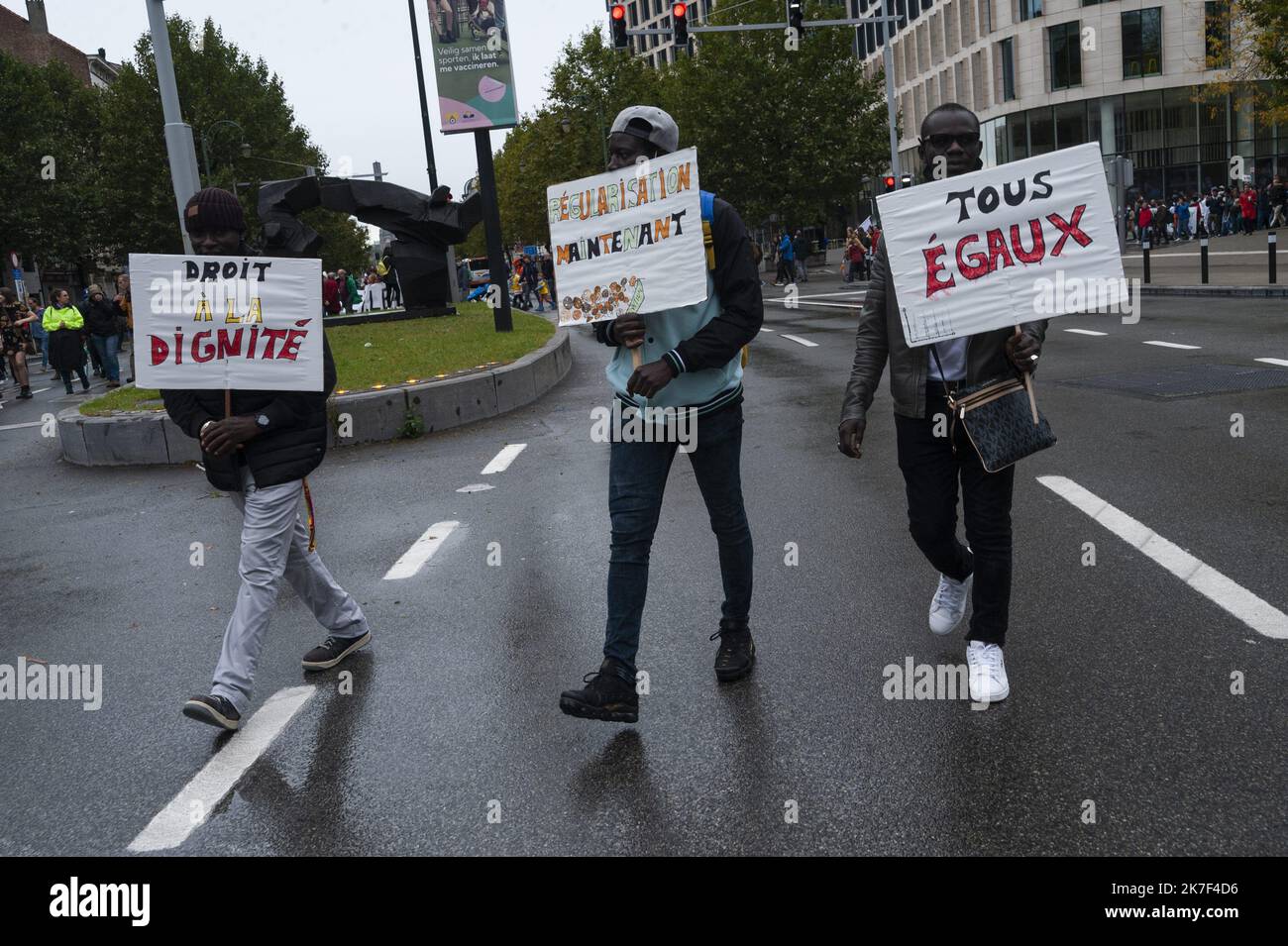 ©Nicolas Landemard / le Pictorium/MAXPPP - enrte 1600 et 2000 personnes (fonte polizia) venues de tout le Pays, ont defilees ce jour dans la capitale belge, a l'appel de differentes organisations pour appeler a la regularizzazione des centaines de sans papiers qui menent un combat pour leur regularisation depuis de nombreux mois. Foto Stock