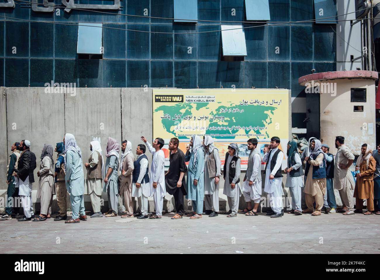 ©Adrien Vautier / le Pictorium/MAXPPP - un file d'atto devant une banque a Kaboul, le 11 settembre 2021. Foto Stock